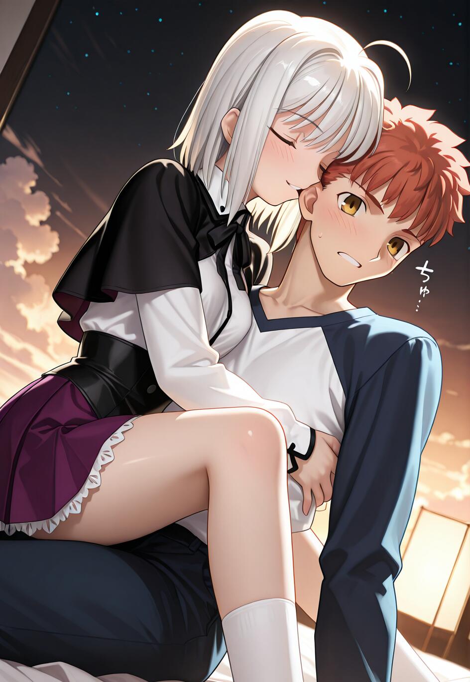 Beyaz saçlı, gözleri kapalı bir anime karakteri, Fate/stay night'tan Emiya Shirou'nun kucağında oturuyor ve loş bir şekilde aydınlatılmış odada gece vakti yanağını öpüyor.