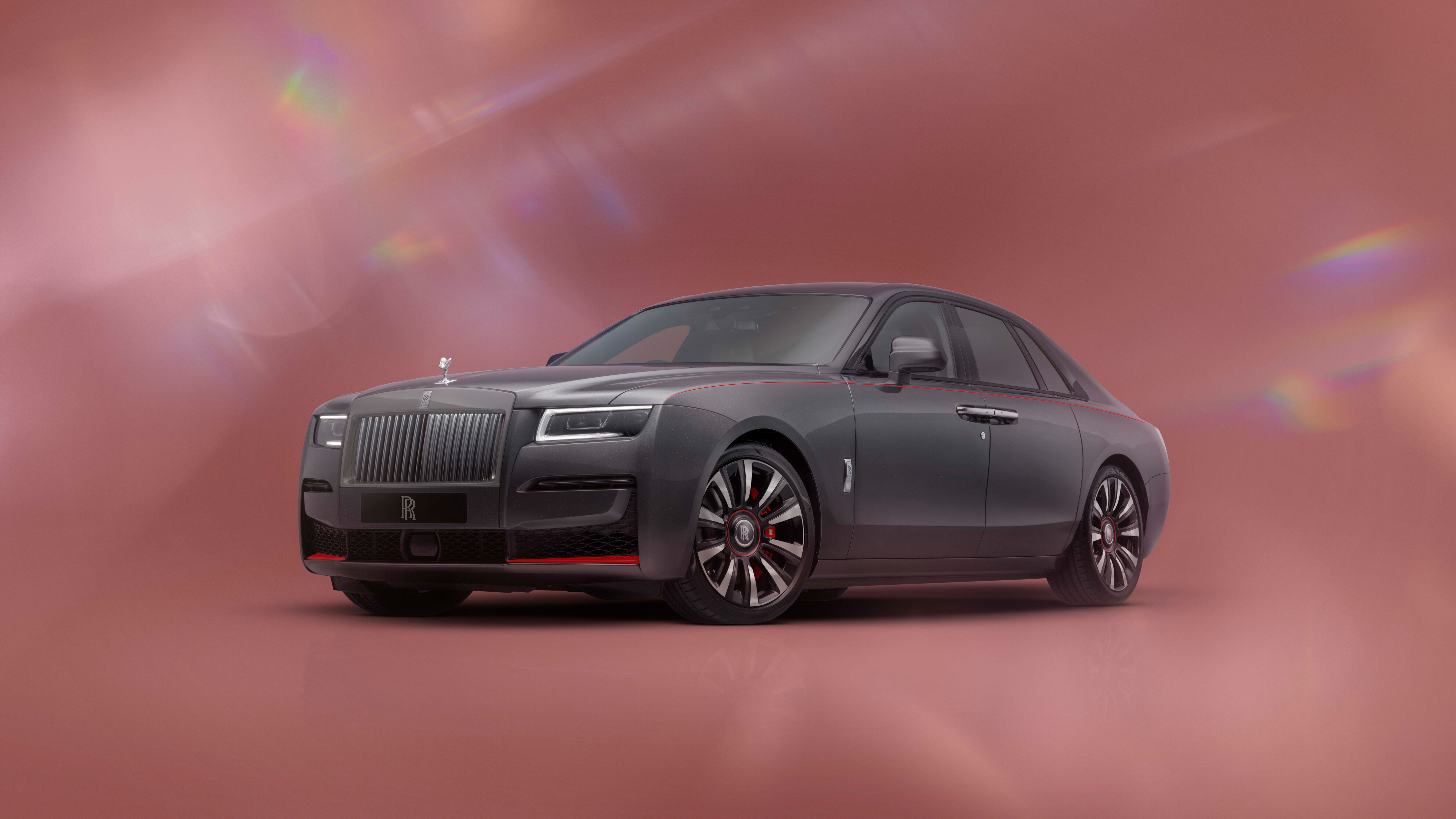 Lüks ve şık bir Rolls-Royce Ghost, üstün otomotiv tasarımının en güzel örneklerinden biri.