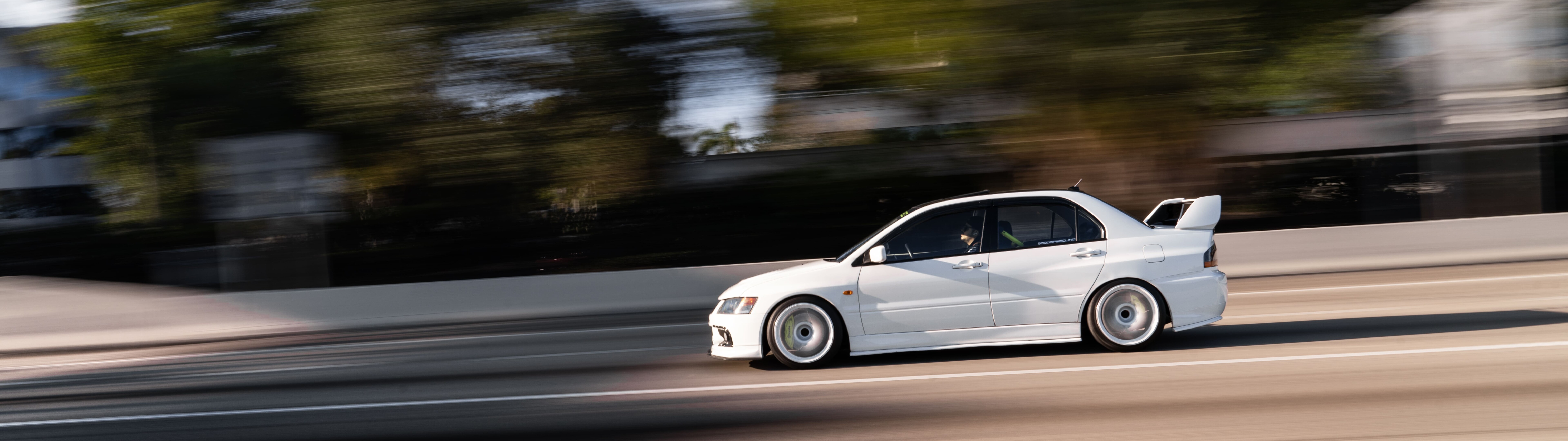 Mitsubishi Lancer Evolution IX modelinin detaylı bir şekilde incelenmiş spor sedan versiyonu.