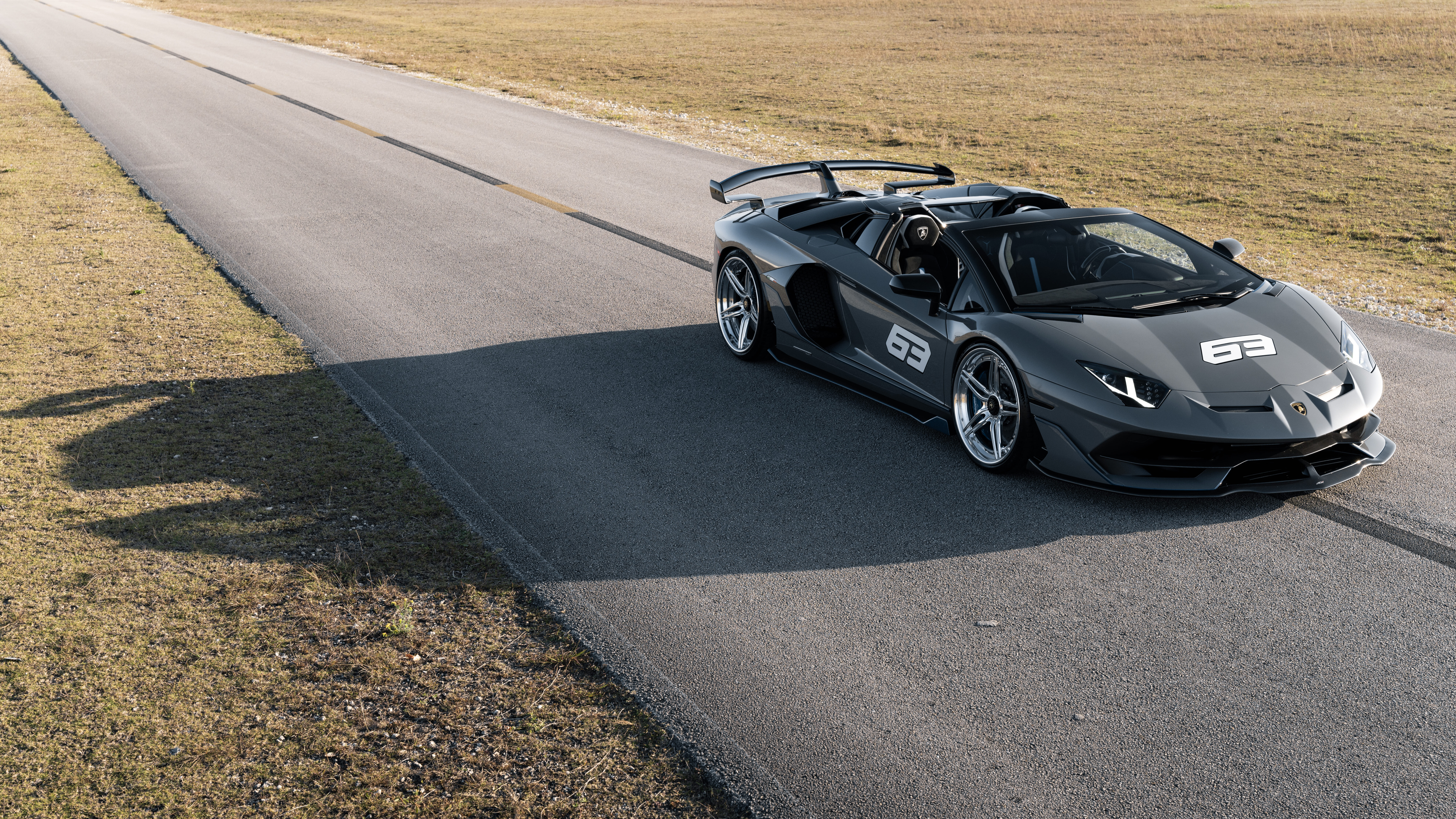 Yüksek çözünürlüklü bir Lamborghini Huracan süperspor otomobilin fotoğrafı; fotoğraf, aracın aerodinamik tasarımını ve şık gövde hatlarını sergiliyor.