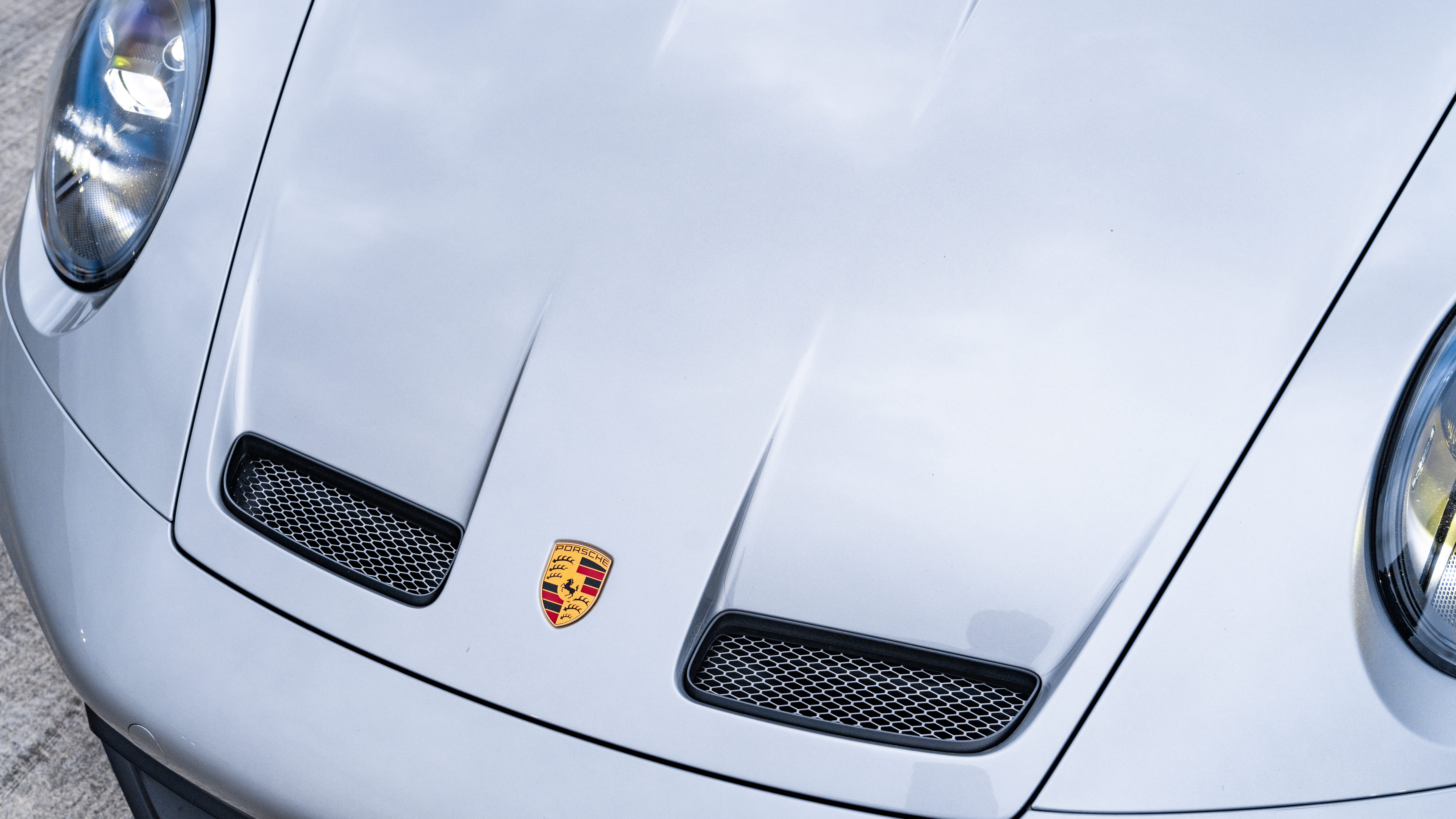 Şık aerodinamik tasarımıyla dikkat çeken, yüksek performanslı bir Porsche GT3 RS spor otomobil.