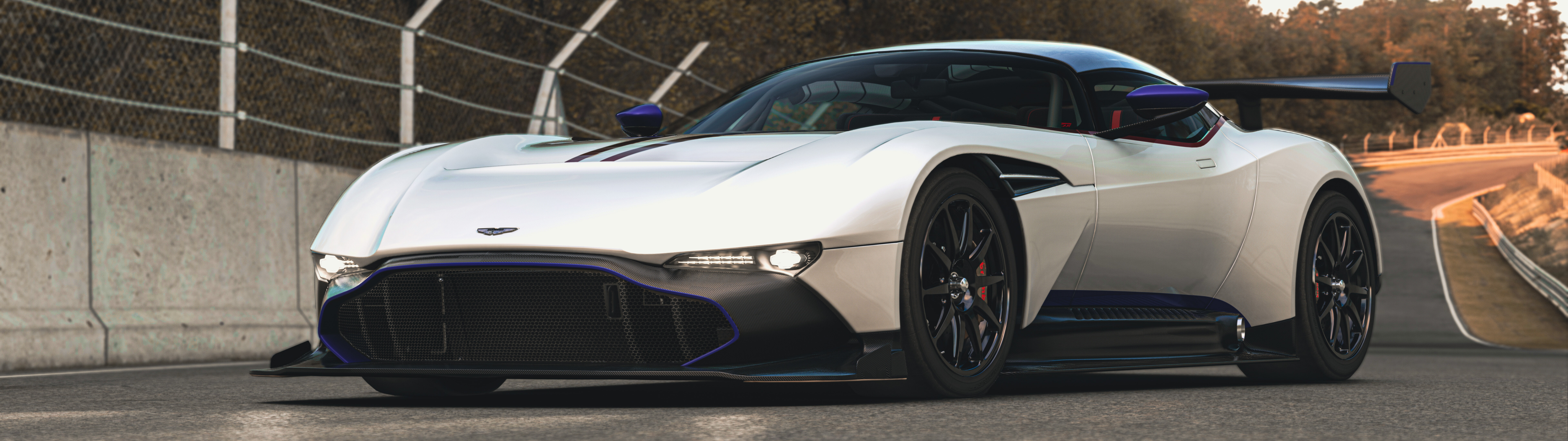 Güçlü Aston Martin Vulcan süper spor aracının yakın çekim ve etkileyici bir görüntüsü.
