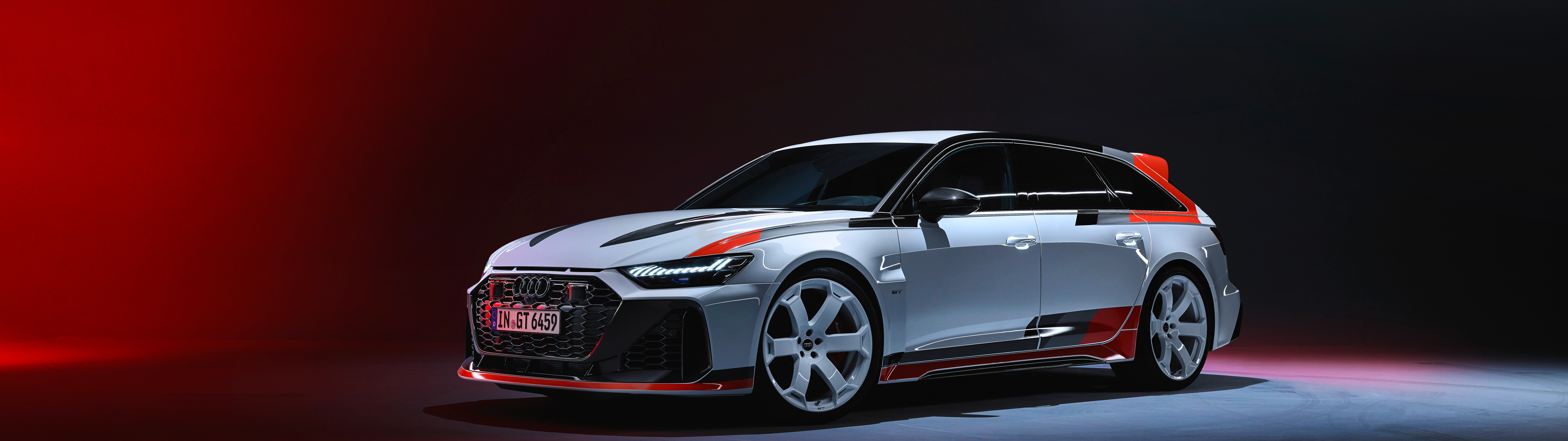 Agresif bir dış tasarıma ve şık metalik bir görünüme sahip, yüksek performanslı bir Audi RS6 Avant GT lüks otomobil.