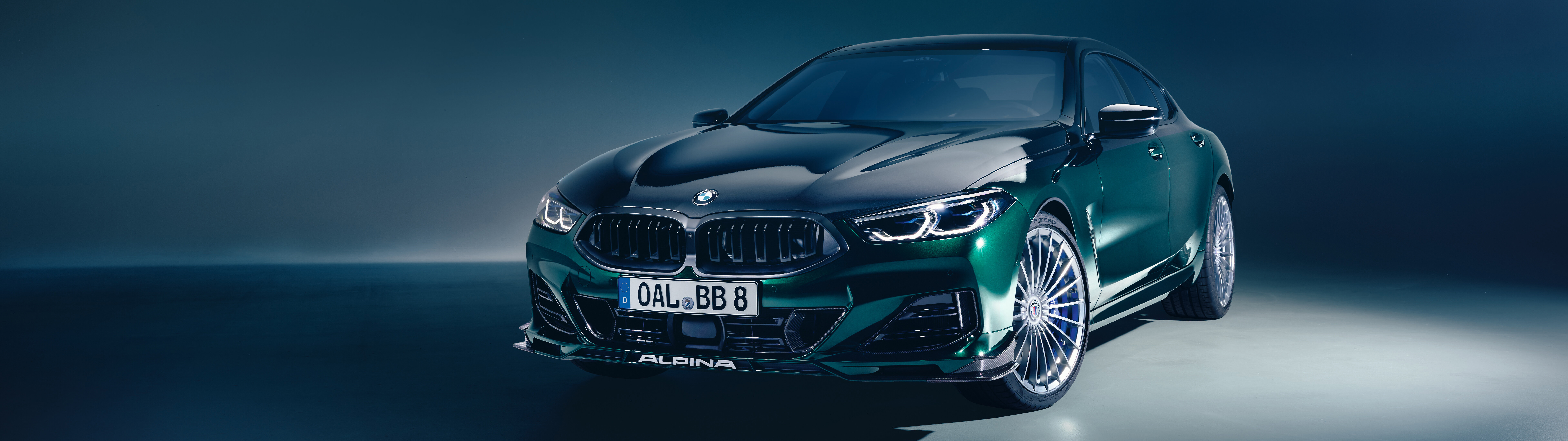 Şık ve güçlü bir BMW Alpina B8 lüks spor otomobil, profesyonel bir otomobil fuarında sergileniyor.