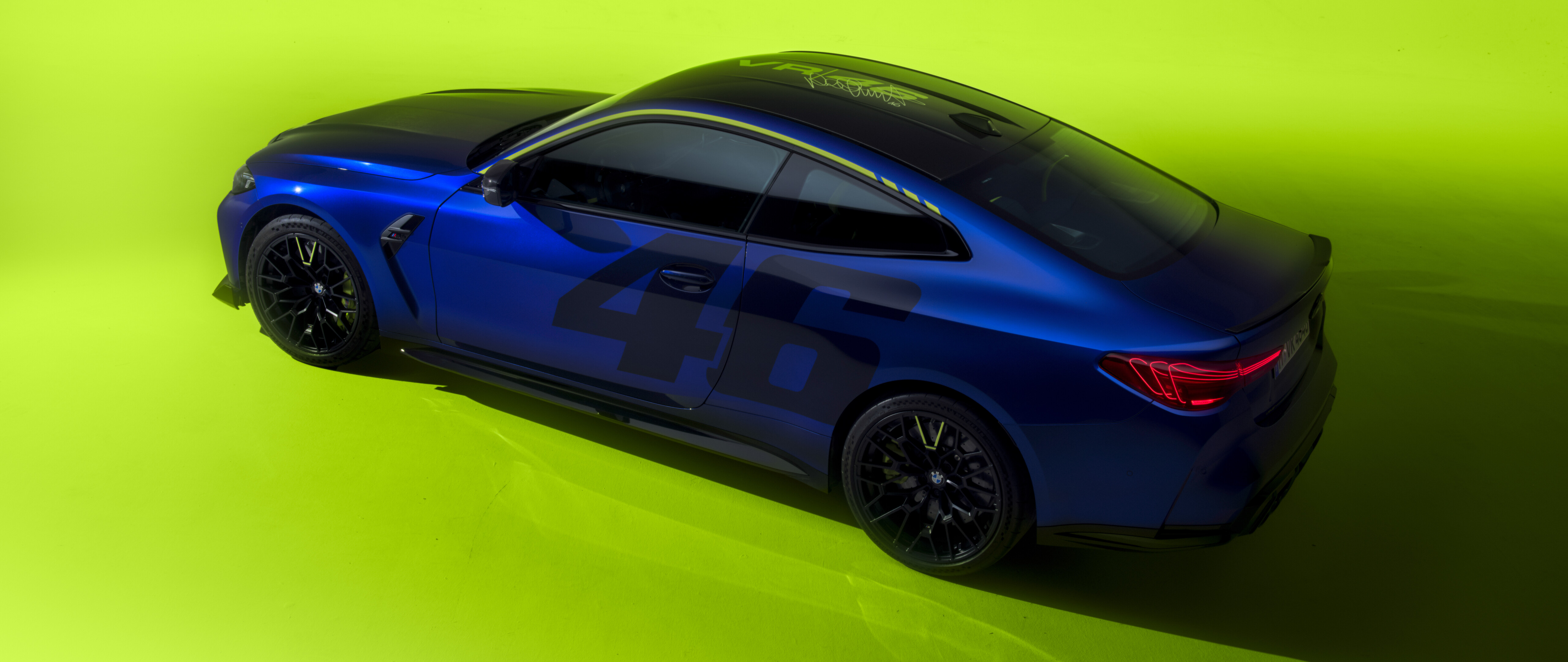 Sarı ve siyah VR46 Valentino Rossi yarış temasına sahip şık bir BMW M4 CS Edition.