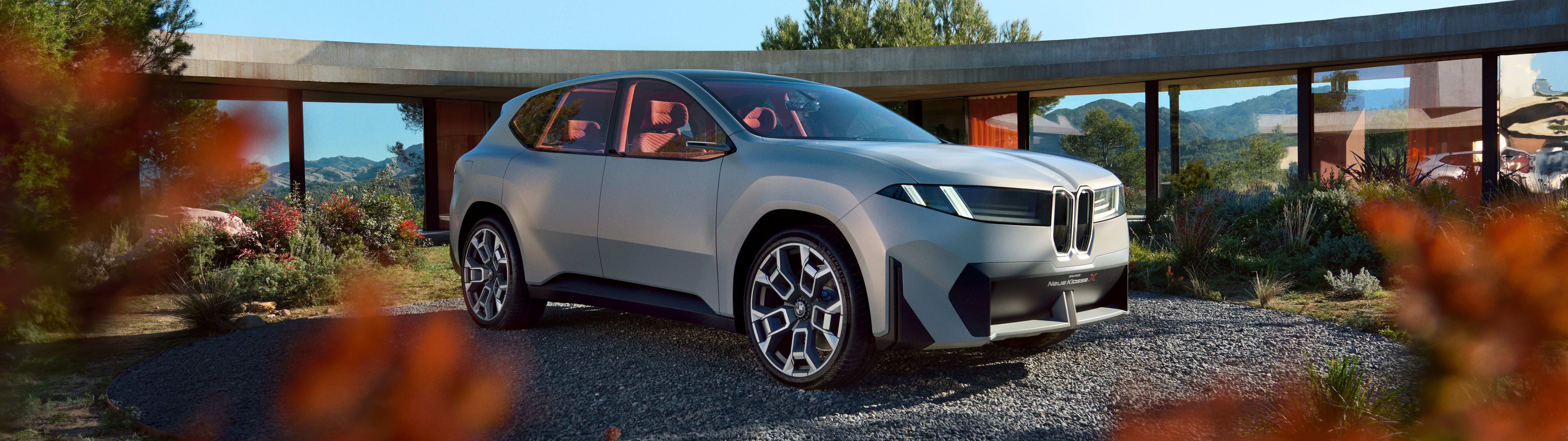 Modern ve aerodinamik bir tasarıma sahip, fütüristik bir BMW Vision Neue Klasse X elektrikli konsept otomobil.