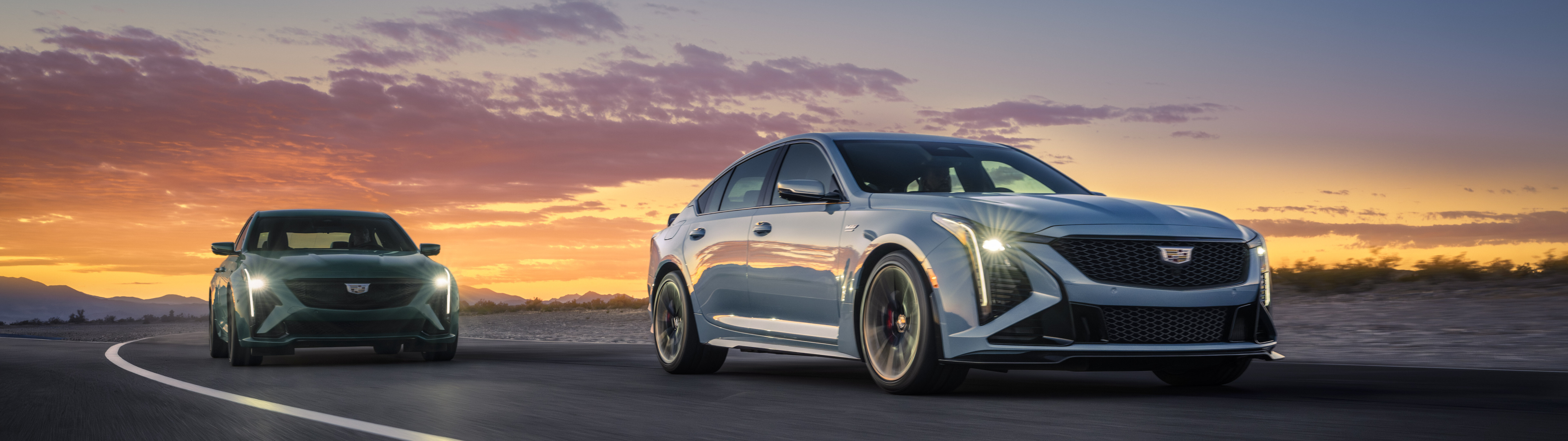 Şık ve güçlü bir Cadillac CT5-V Blackwing sedan, yüksek çözünürlükte yakalanmış.