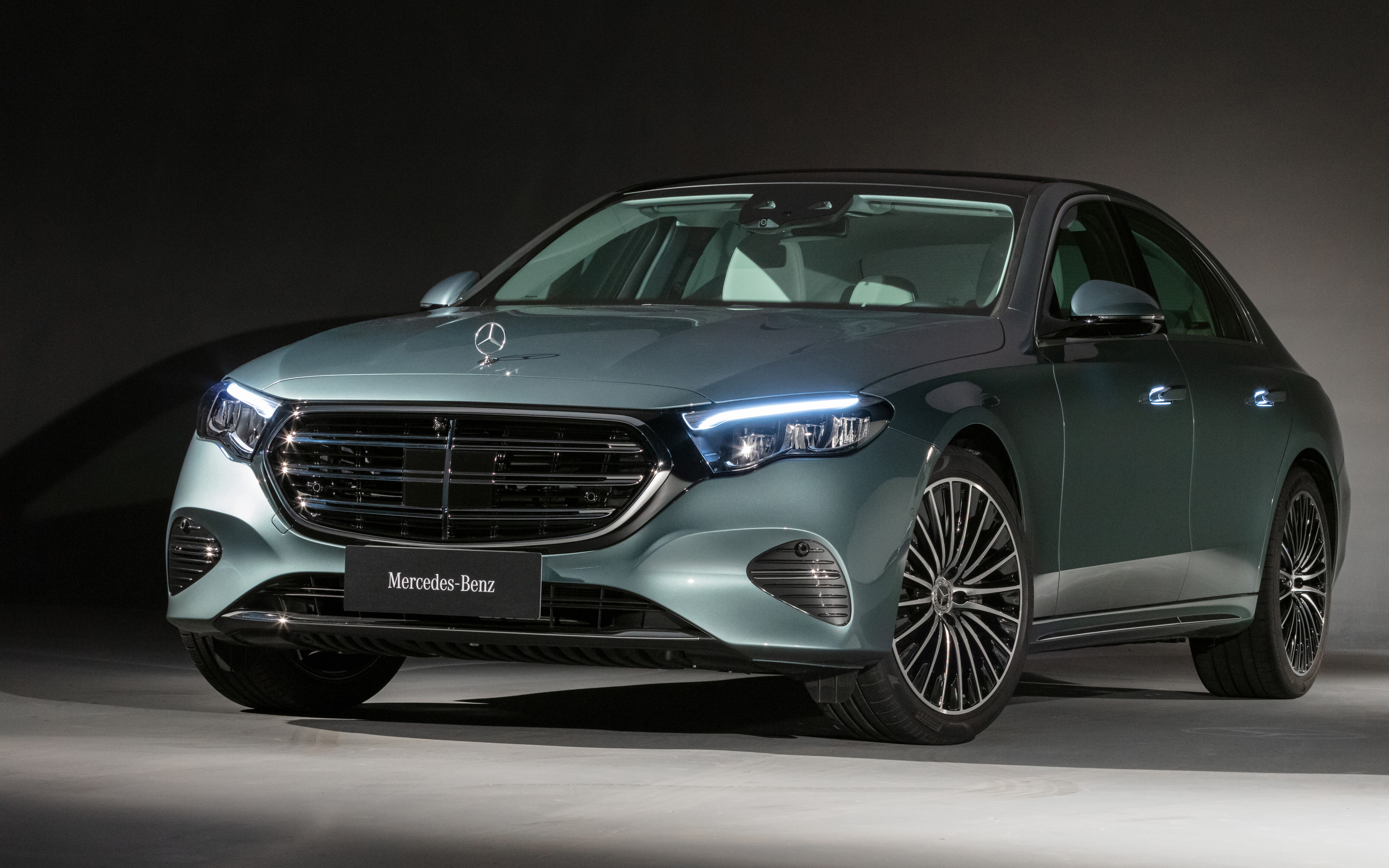 Yüksek çözünürlüklü bir Mercedes-Benz E-Serisi lüks sedan otomobilin görüntüsü.