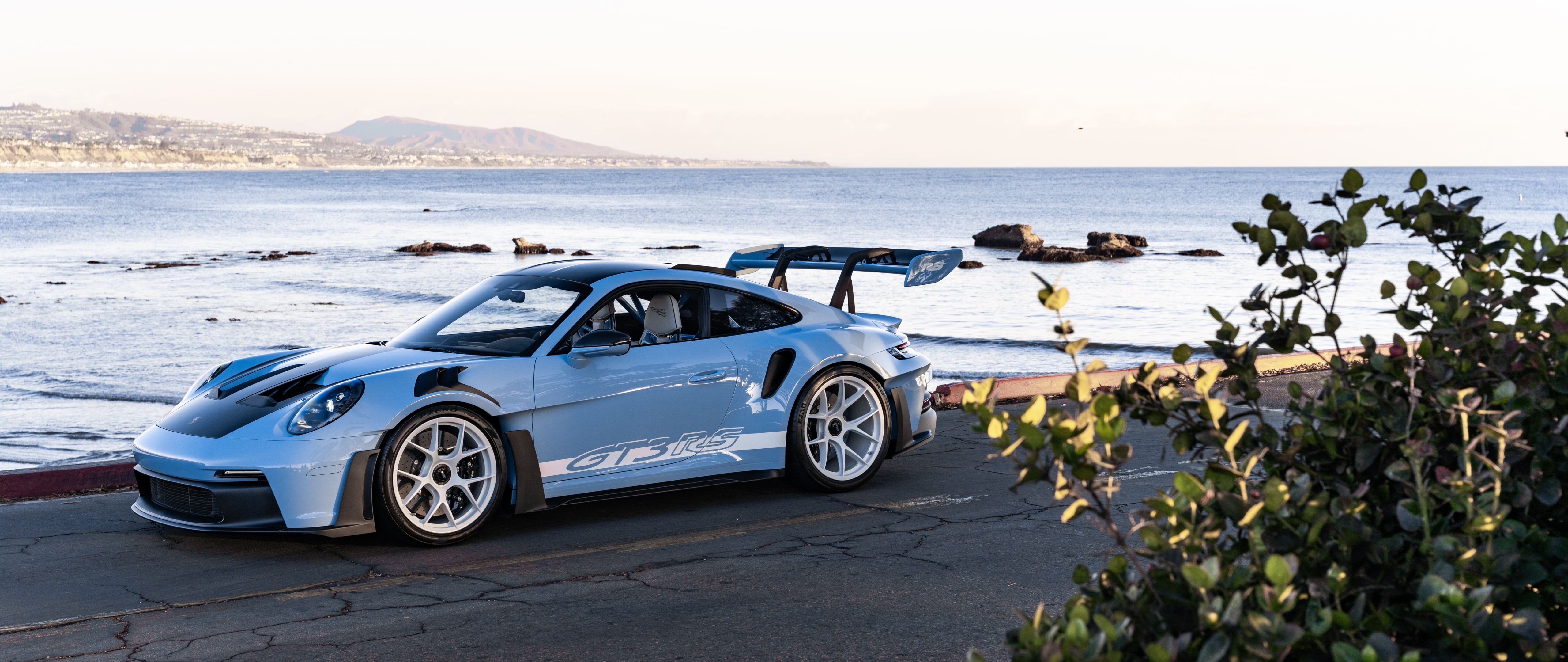 Şık ve aerodinamik bir tasarıma sahip, yüksek performanslı bir Porsche spor otomobil.