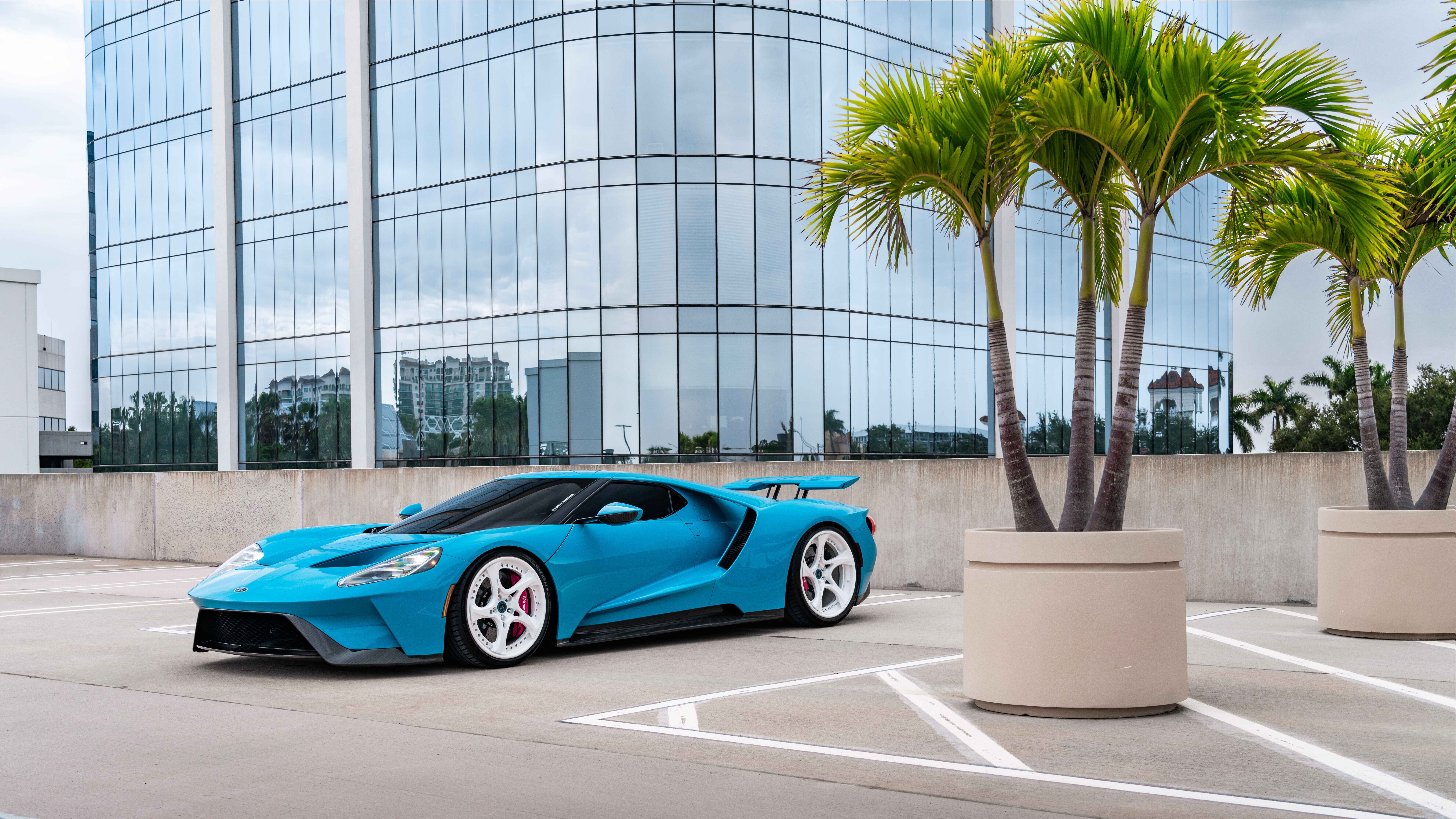 Şık ve güçlü bir Ford GT süperspor otomobil: Özgün aerodinamik gövdesi ve yüksek performanslı tasarımıyla dikkat çekiyor.