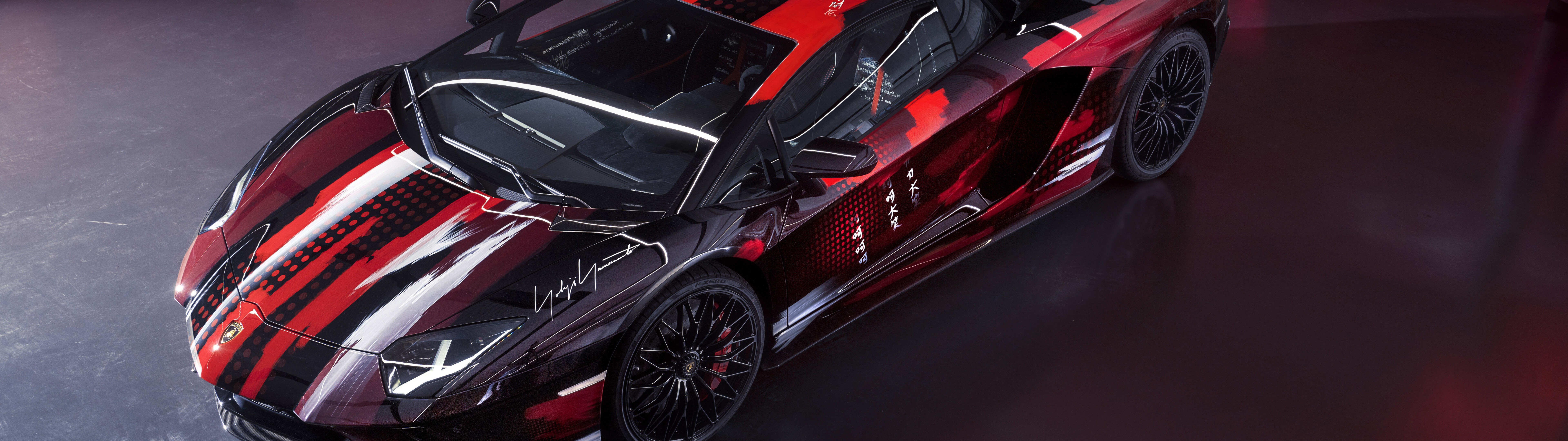 Aerodinamik tasarımıyla dikkat çeken, şık ve güçlü bir Lamborghini Aventador S süperspor araba.