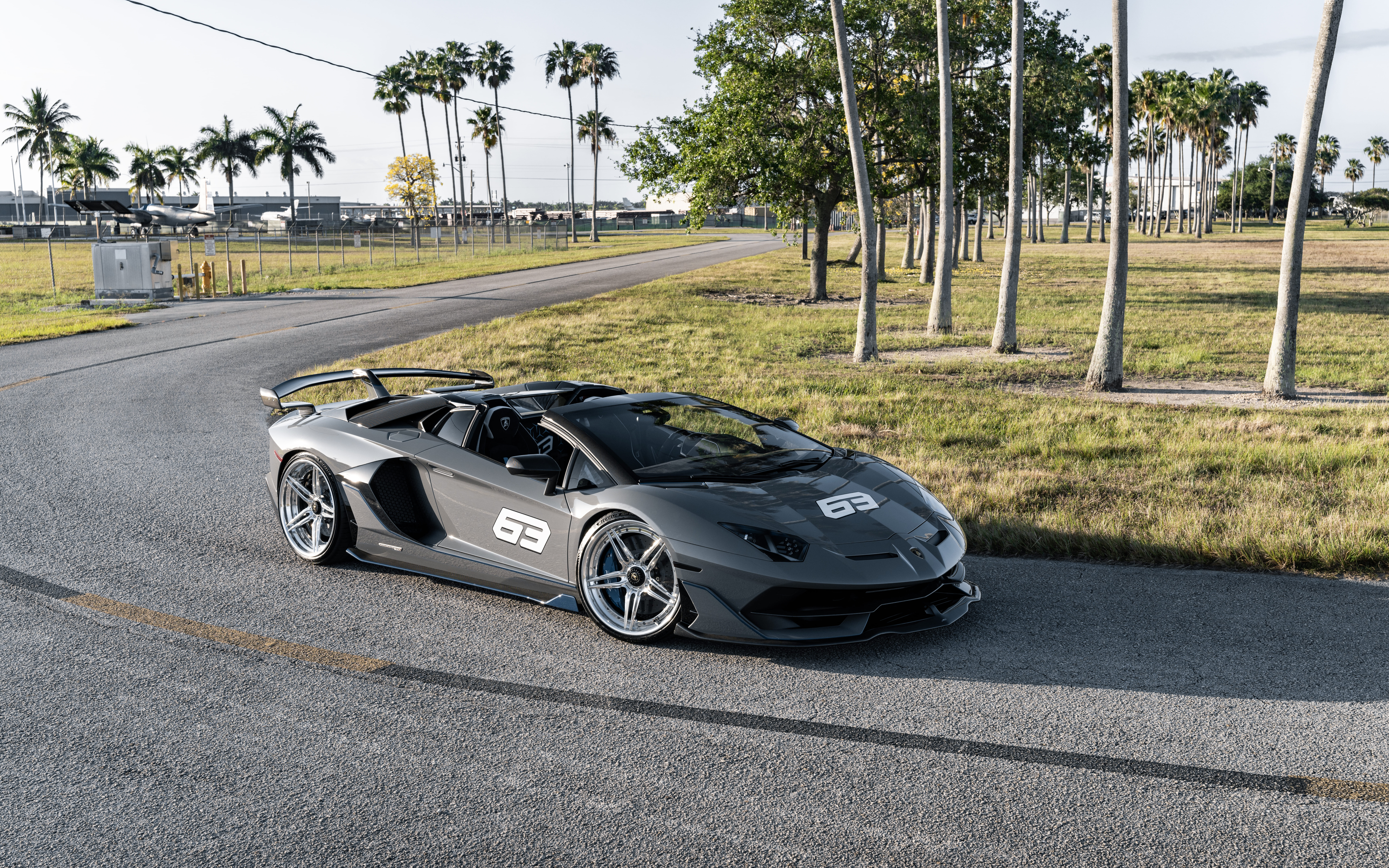 Şık ve güçlü bir Lamborghini Huracan süperspor otomobil; aerodinamik tasarımı ve dikkat çekici ön yüzüyle göz kamaştırıyor.