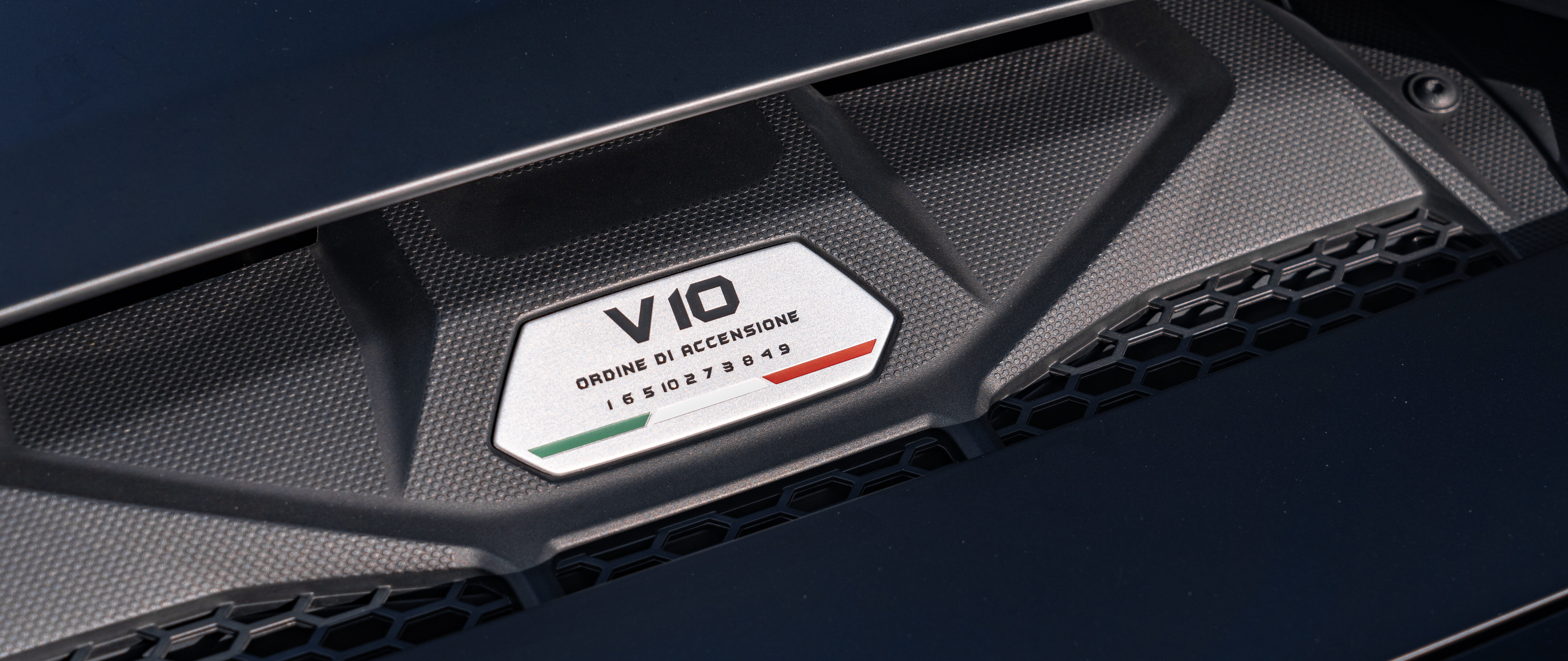 Aerodinamik tasarımı ve agresif görünümüyle dikkat çeken, yüksek çözünürlükte fotoğraflanmış şık bir Lamborghini Huracán süperspor otomobil.