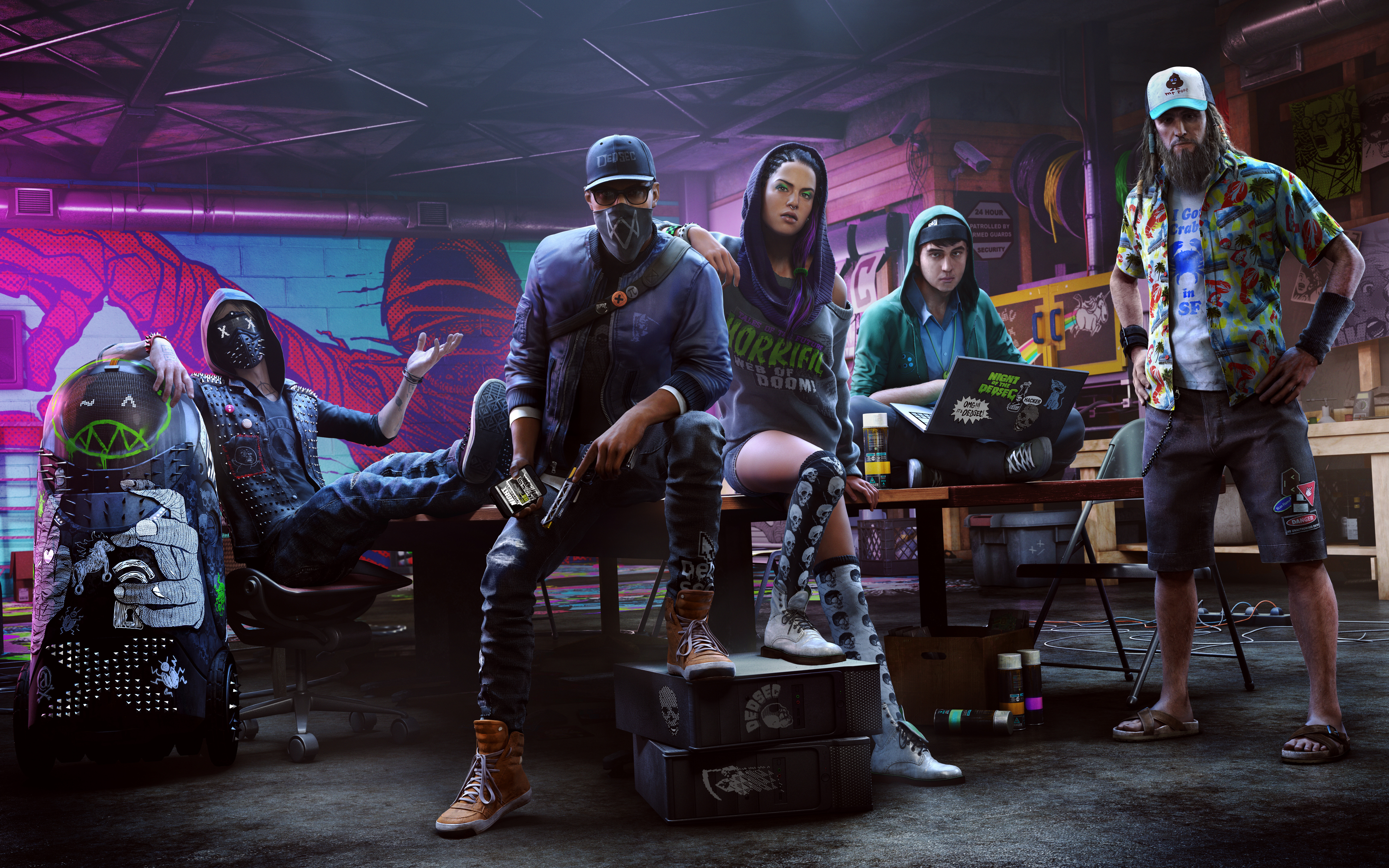 Watch Dogs 2 oyunundan Marcus Holloway, teknolojiyle iç içe geçmiş, dijital korsanlık unsurları içeren bir şehir ortamında duruyor.