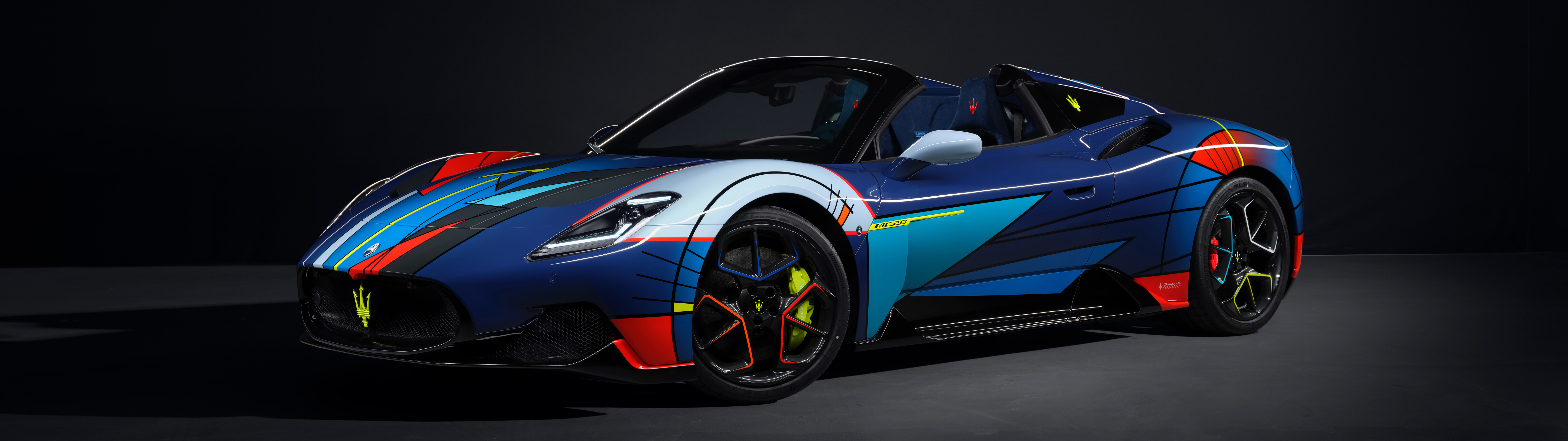 Şık, aerodinamik bir tasarıma ve zarif İtalyan estetiğine sahip, yüksek performanslı bir Maserati MC20 süperspor otomobil.