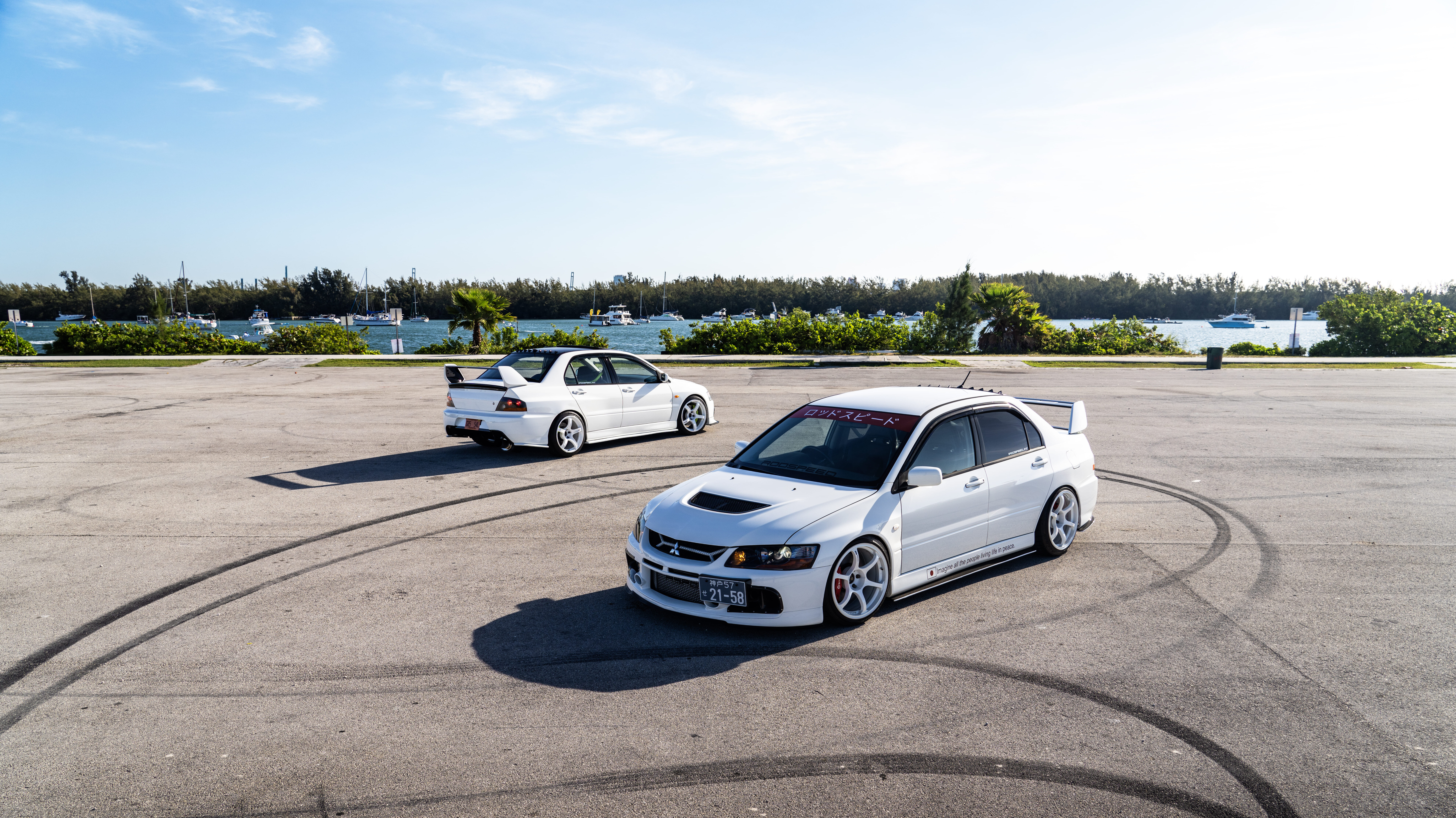 Aerodinamik tasarımının ön plana çıkarıldığı, Mitsubishi Lancer Evolution IX modelinin detaylı bir görüntüsü.