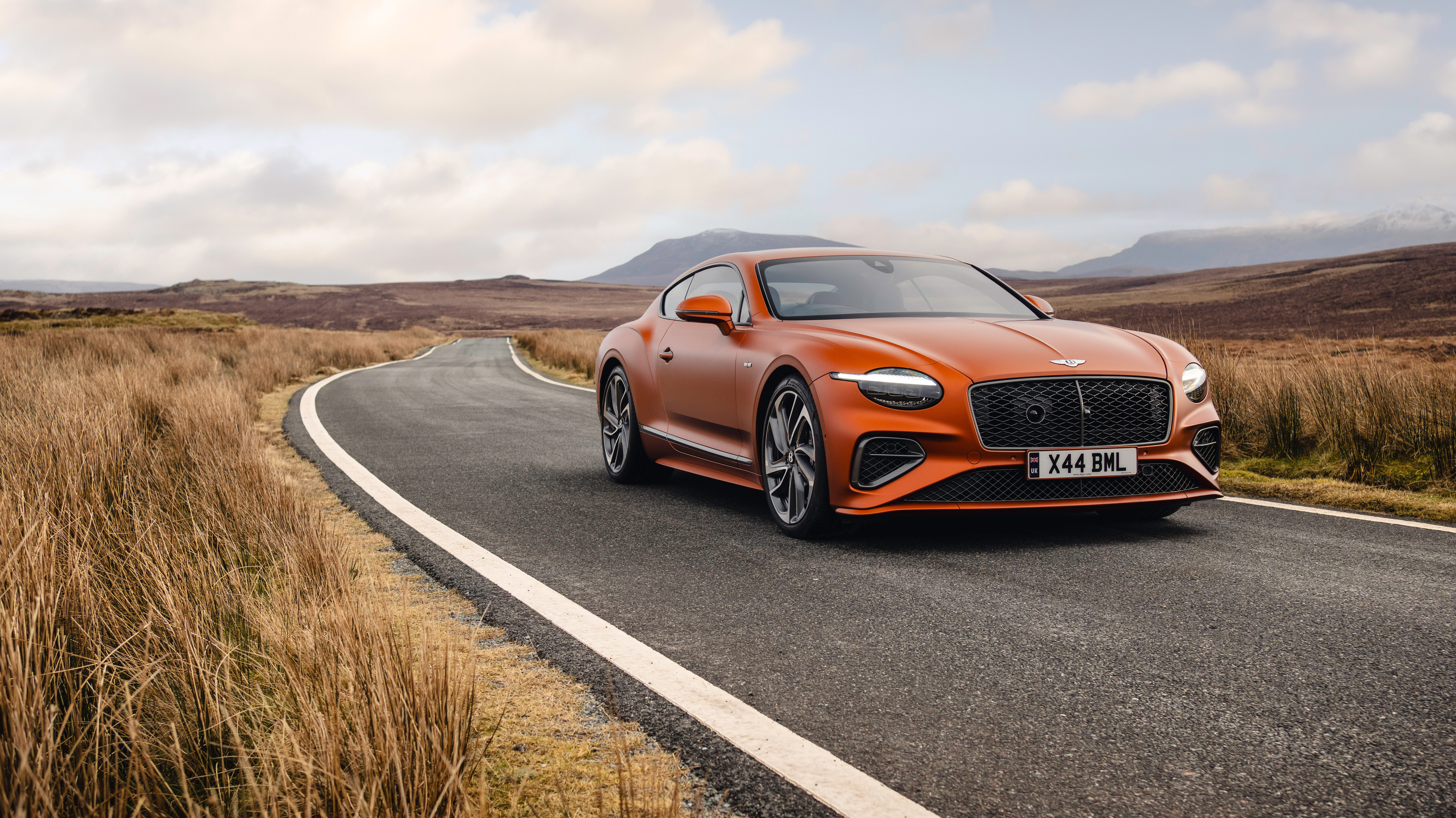 Canlı turuncu rengindeki, lüks tasarımı ve etkileyici görünümüyle dikkat çeken bir Bentley Continental GT Speed.