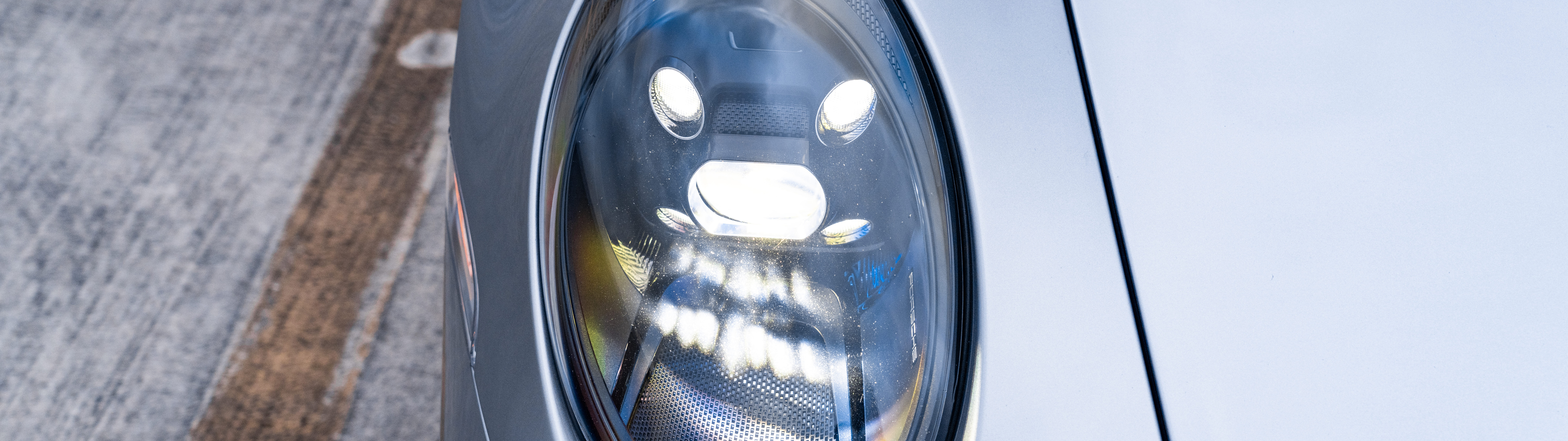 Agresif aerodinamik özelliklere sahip ve ikonik yarış tasarımından ilham alan, yüksek performanslı bir Porsche GT3 RS spor otomobil.