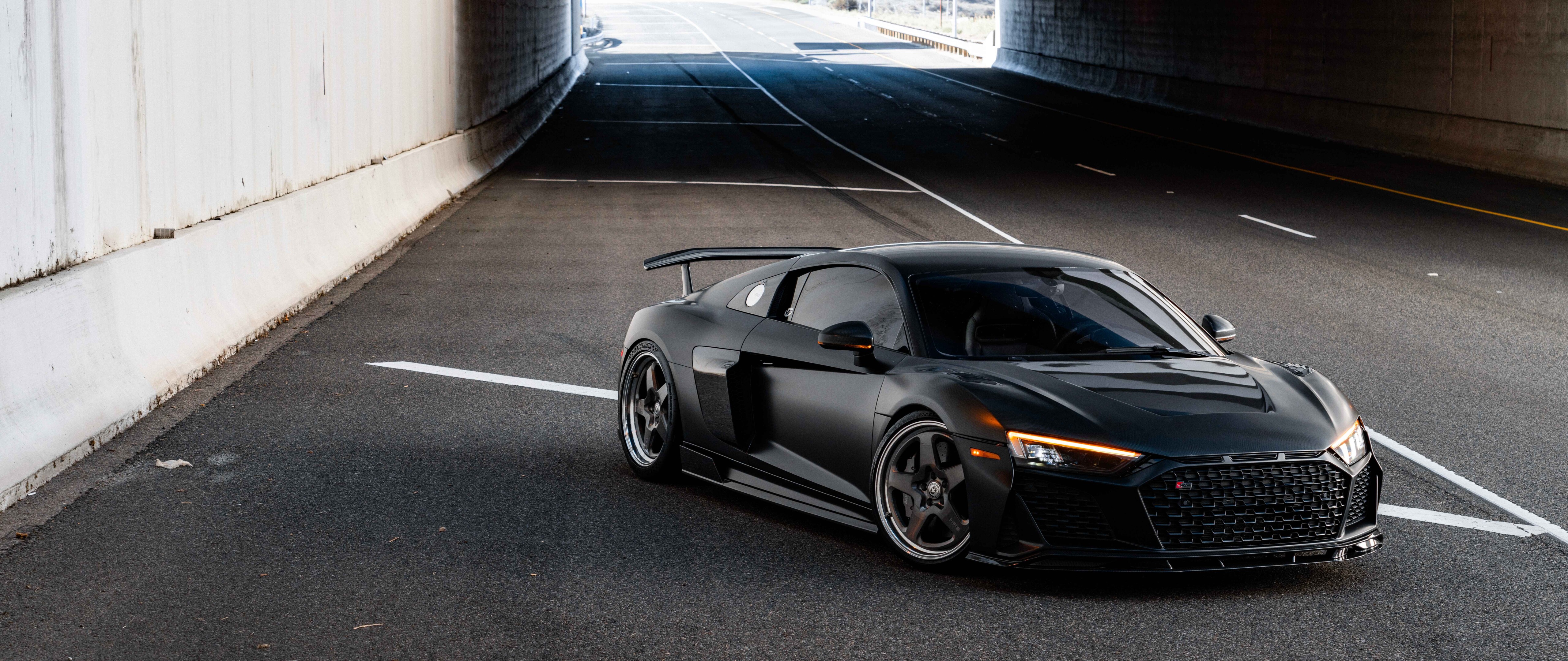 Parlak dış yüzeyiyle dikkat çeken, şık ve modern bir Audi lüks otomobilin yakından çekilmiş görüntüsü.