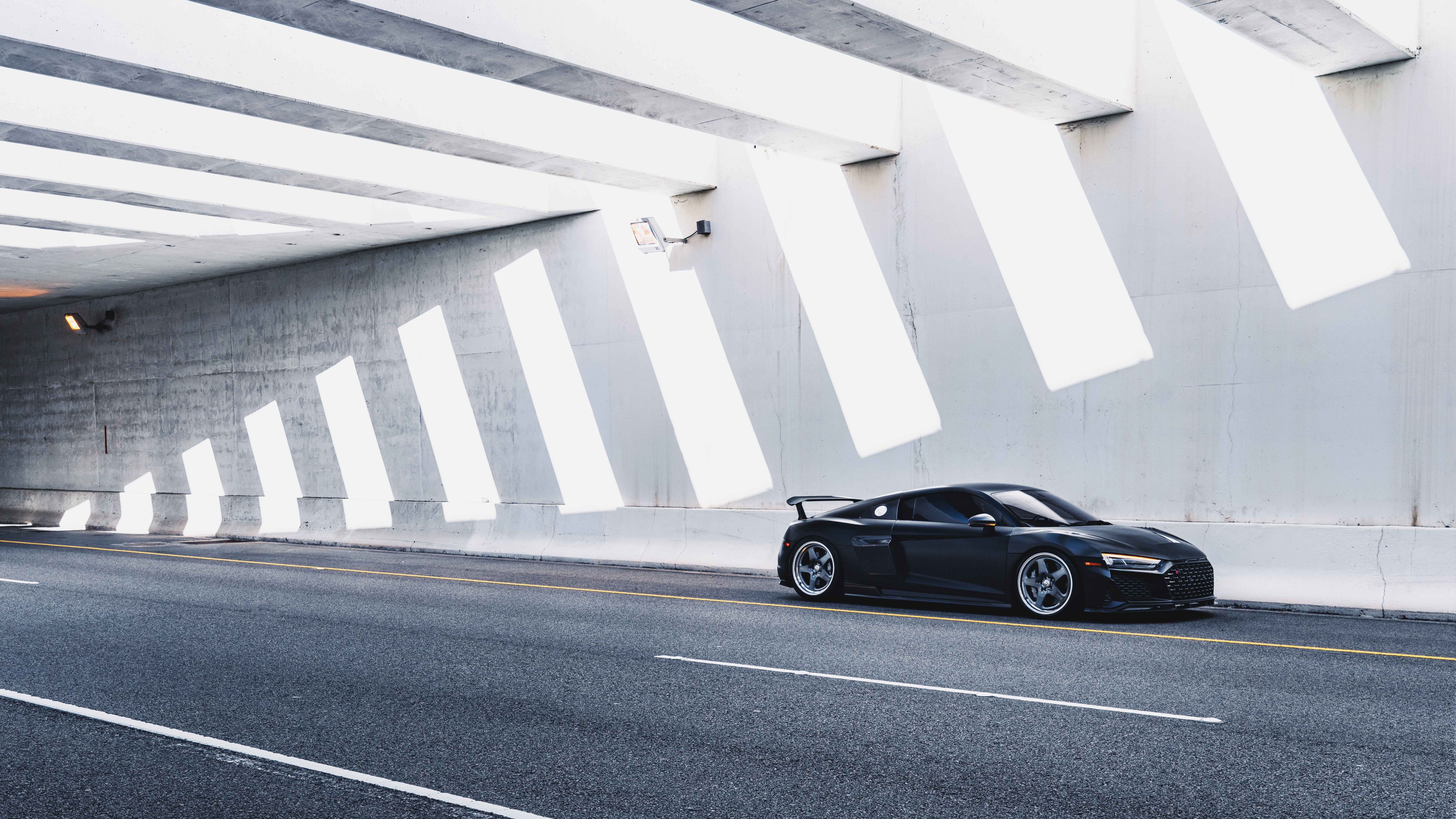 Şık ve modern bir Audi lüks otomobilin yakından çekilmiş fotoğrafı; zarif hatları ve parlak dış yüzeyi ön plana çıkarılmış.