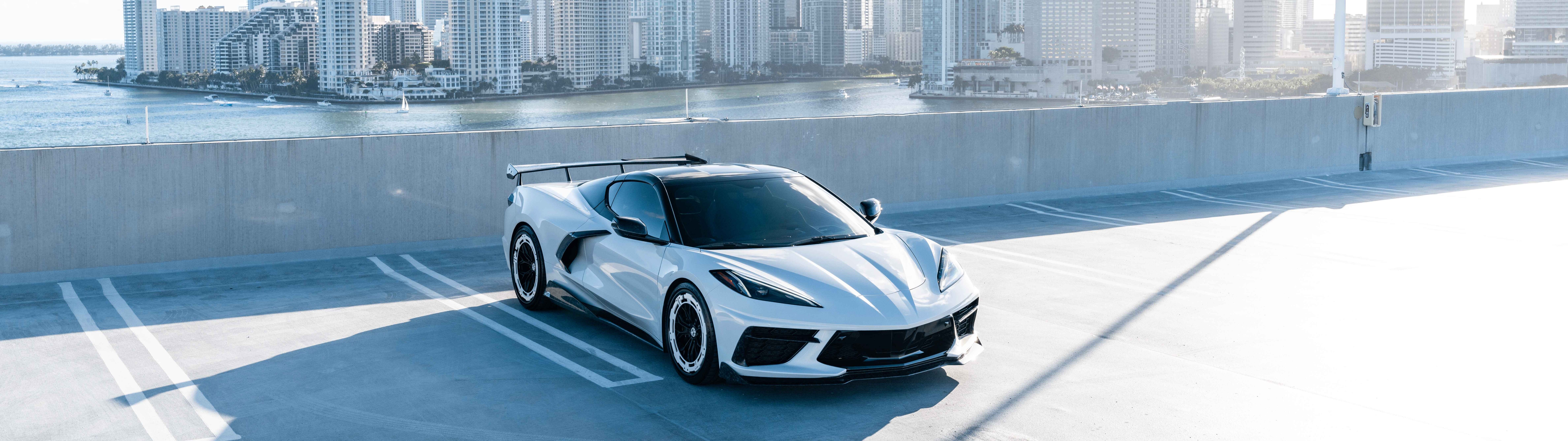 Modern aerodinamik tasarıma sahip, yüksek performanslı bir Chevrolet Corvette C8 spor otomobil.