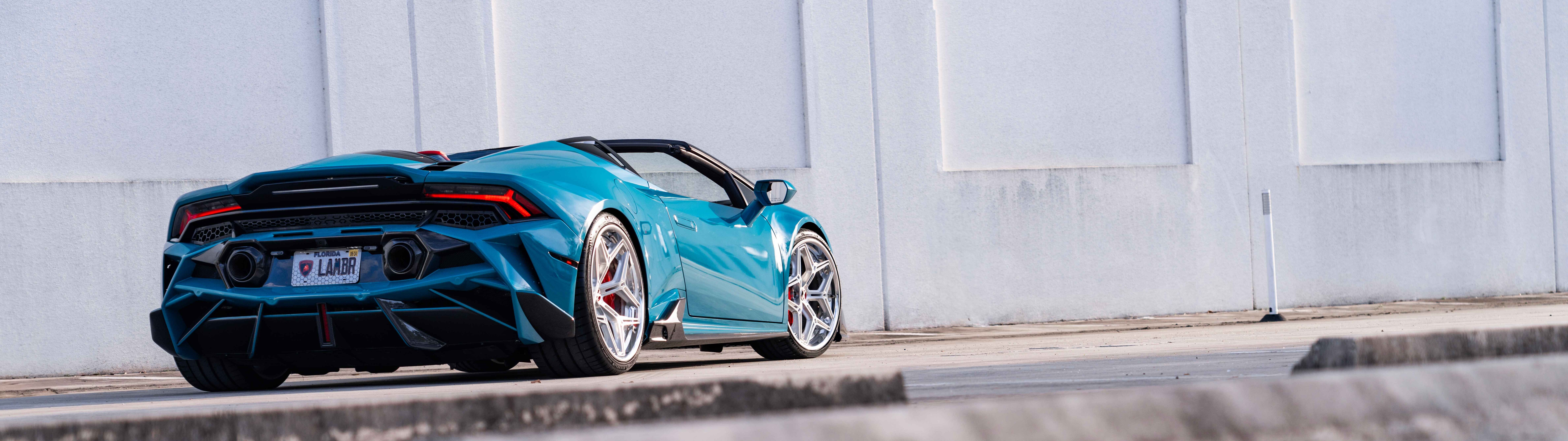 İkonik aerodinamik gövdesi ve zarif süperspor otomobil siluetiyle dikkat çeken bir Lamborghini Huracan Evo'nun detaylı görünümü.