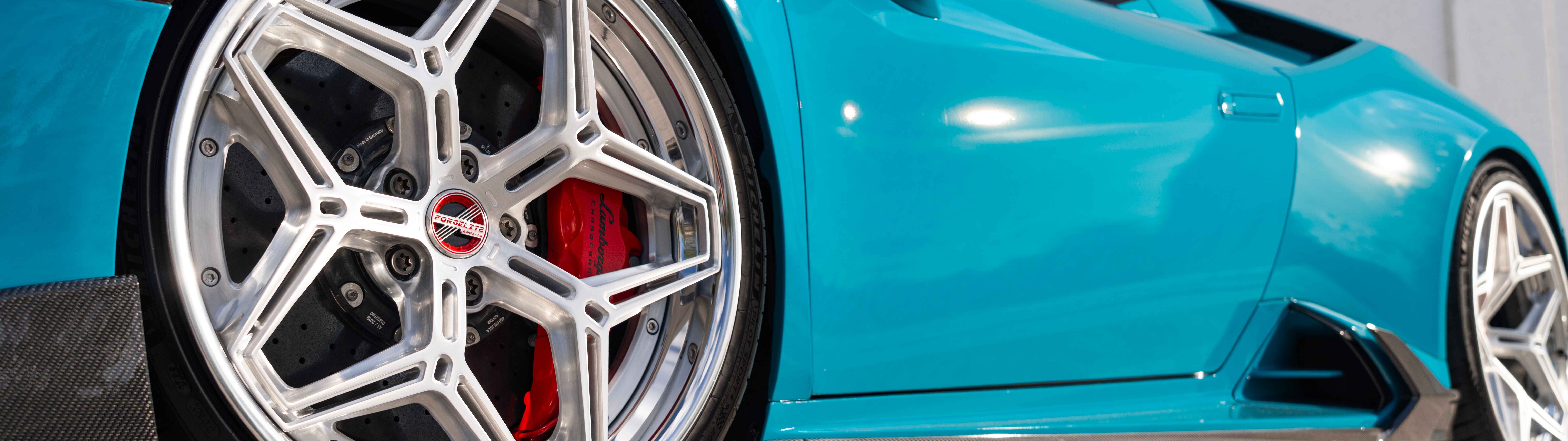 Lamborghini Huracan Evo'nun aerodinamik gövdesini ve modern süper otomobil tasarımını sergileyen detaylı bir görünüm.