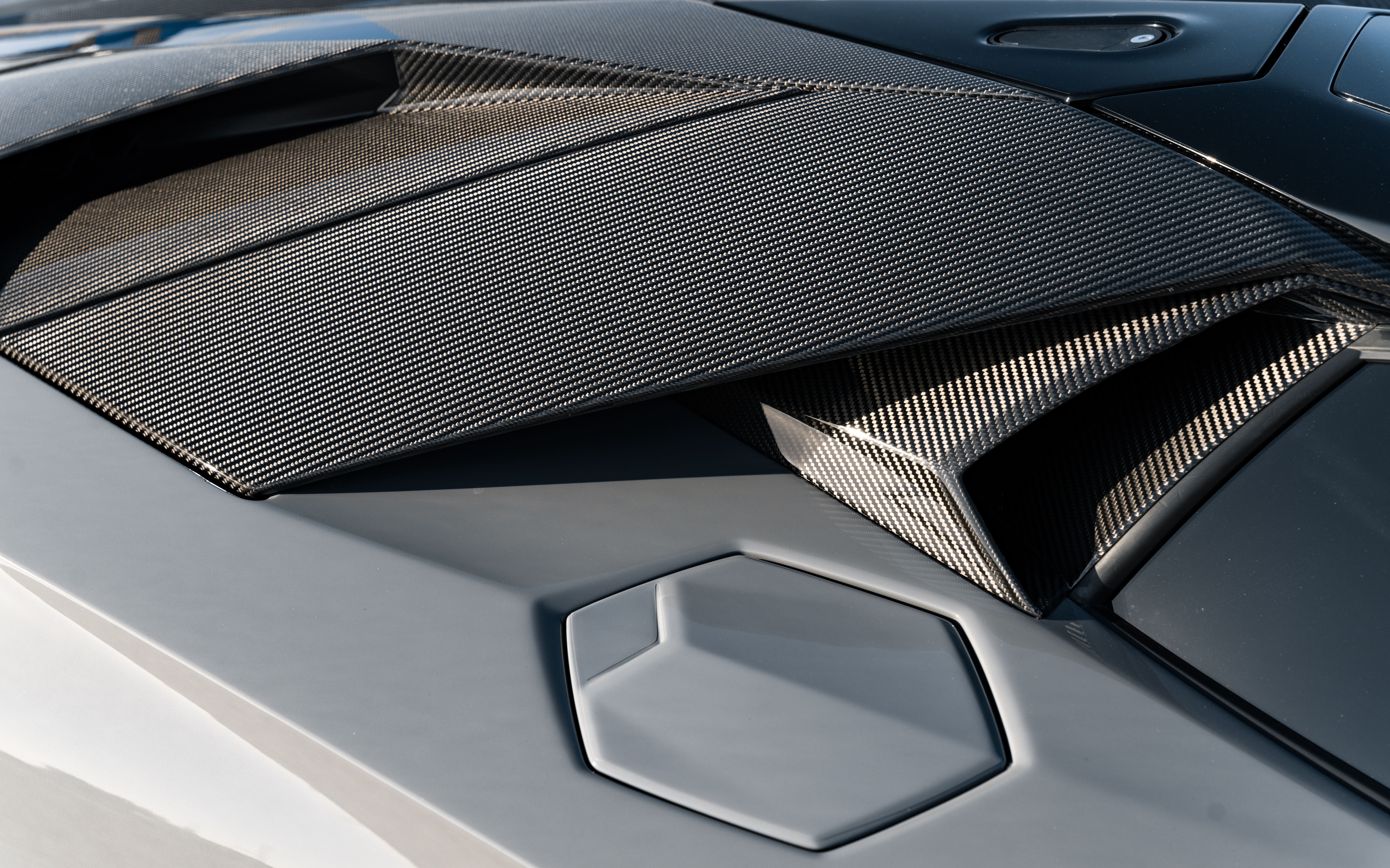 Şık aerodinamik hatlara ve etkileyici bir görünüme sahip, yüksek performanslı bir Lamborghini Huracán spor otomobil.