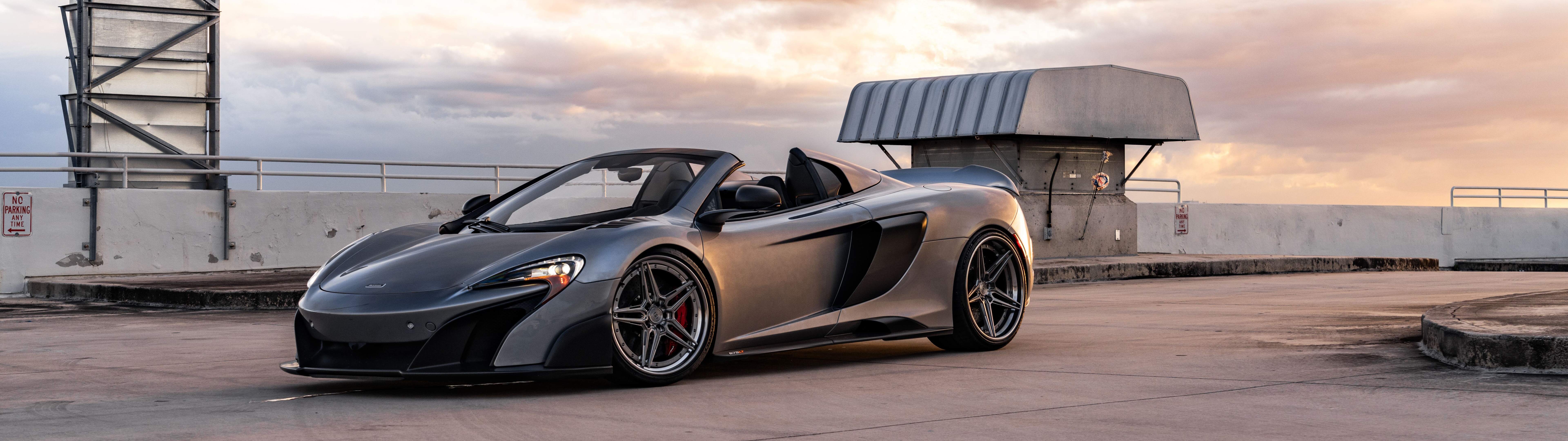 Şık ve aerodinamik bir McLaren süperspor otomobilinin yüksek çözünürlüklü bir fotoğrafı.