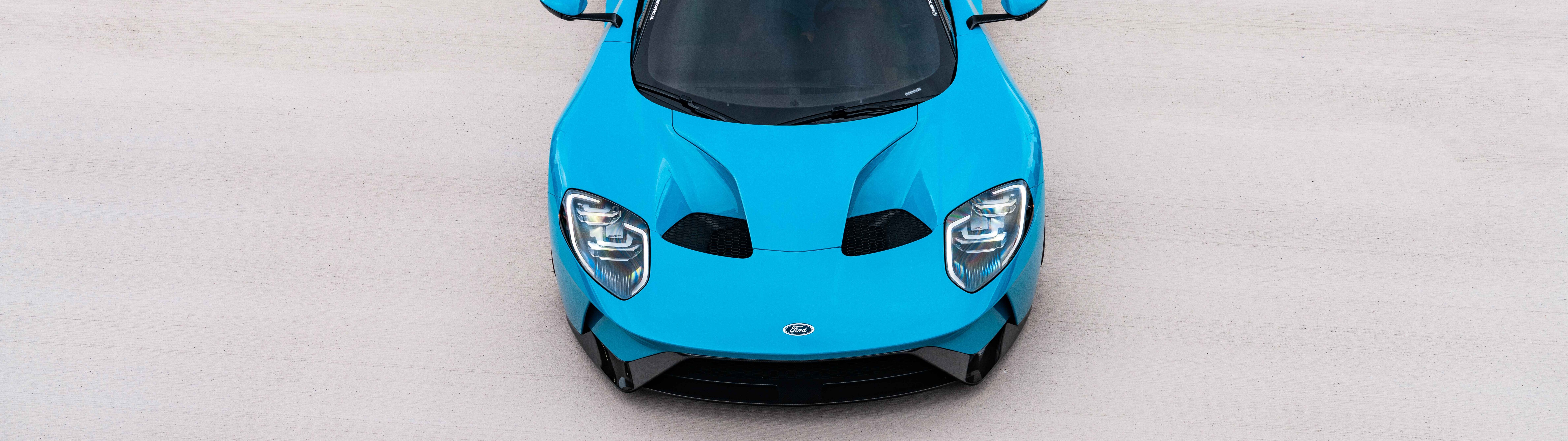 Aerodinamik tasarımı ve parlak yüzeyiyle dikkat çeken, şık ve güçlü bir Ford GT süperspor otomobil.