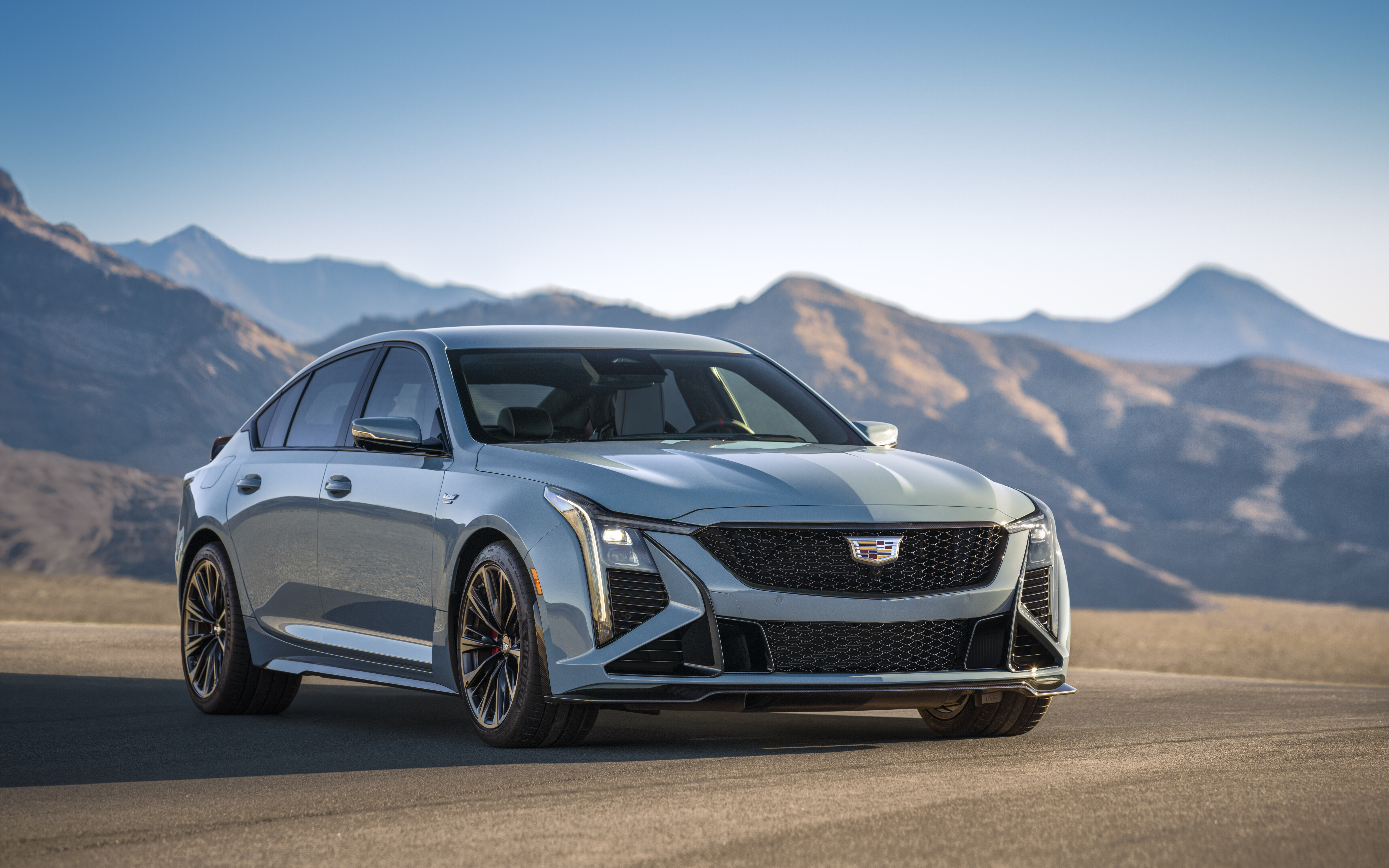 Cadillac CT5-V Blackwing modelinin modern ızgarası, farları ve lüks otomobil tasarımını vurgulayan, detaylı bir görünümü.