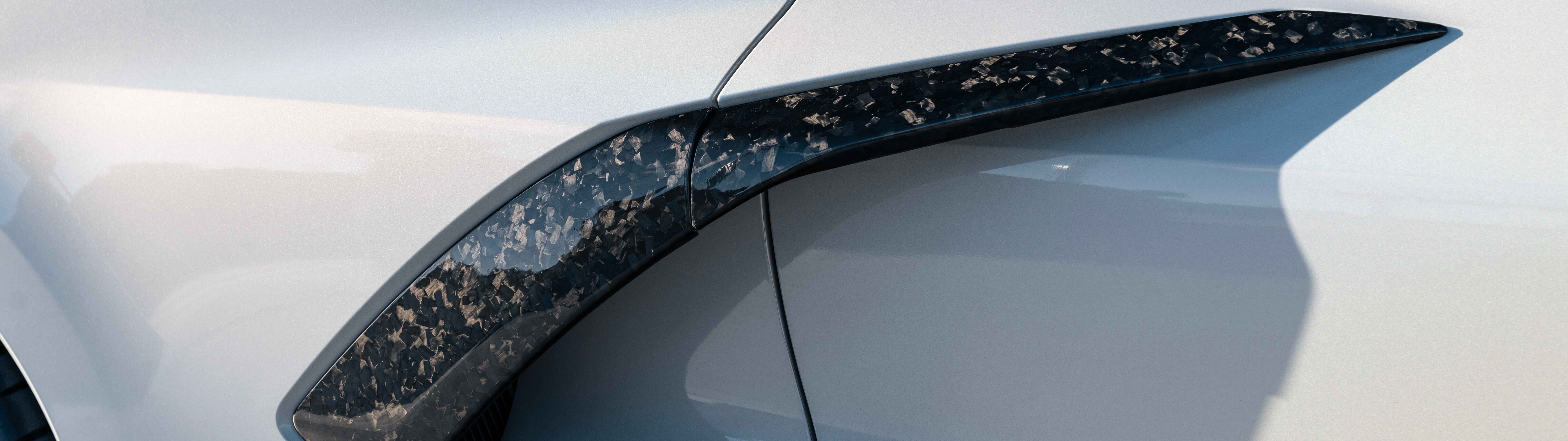 Şık ve güçlü bir Chevrolet Corvette C8 spor otomobil, aerodinamik tasarımının tüm ihtişamıyla sergileniyor.