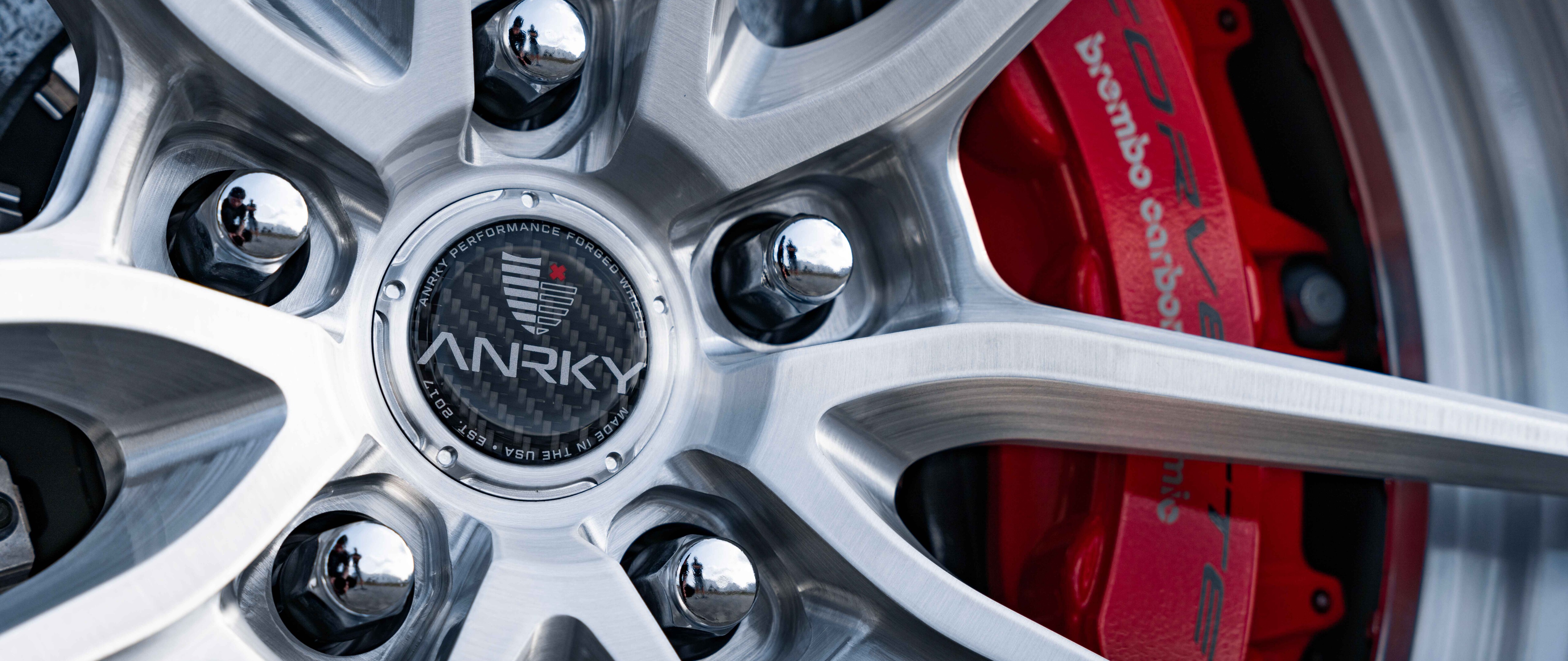 Şık ve güçlü, modern aerodinamik hatlara sahip bir Chevrolet Corvette C8 spor otomobil.