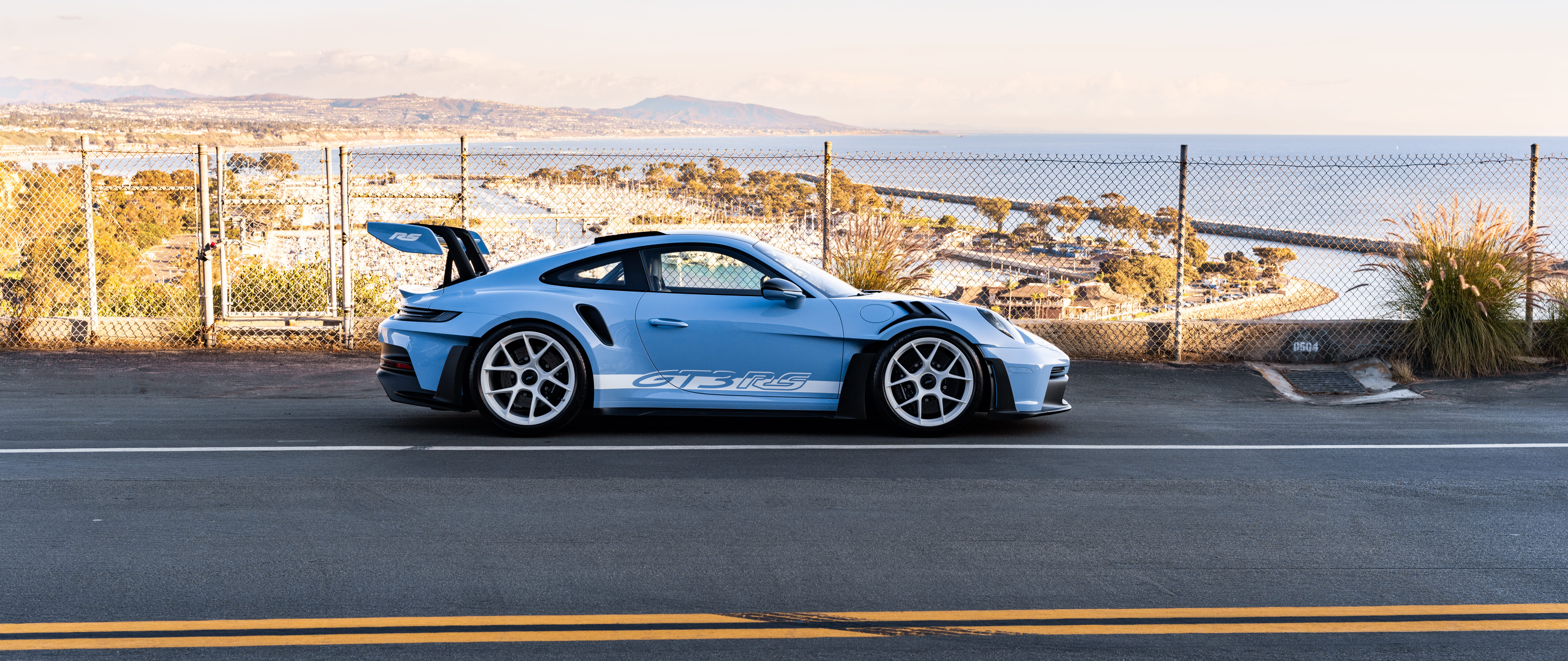 Şık ve zarif hatlara sahip, modern aerodinamik tasarımla üretilmiş bir Porsche spor otomobil.