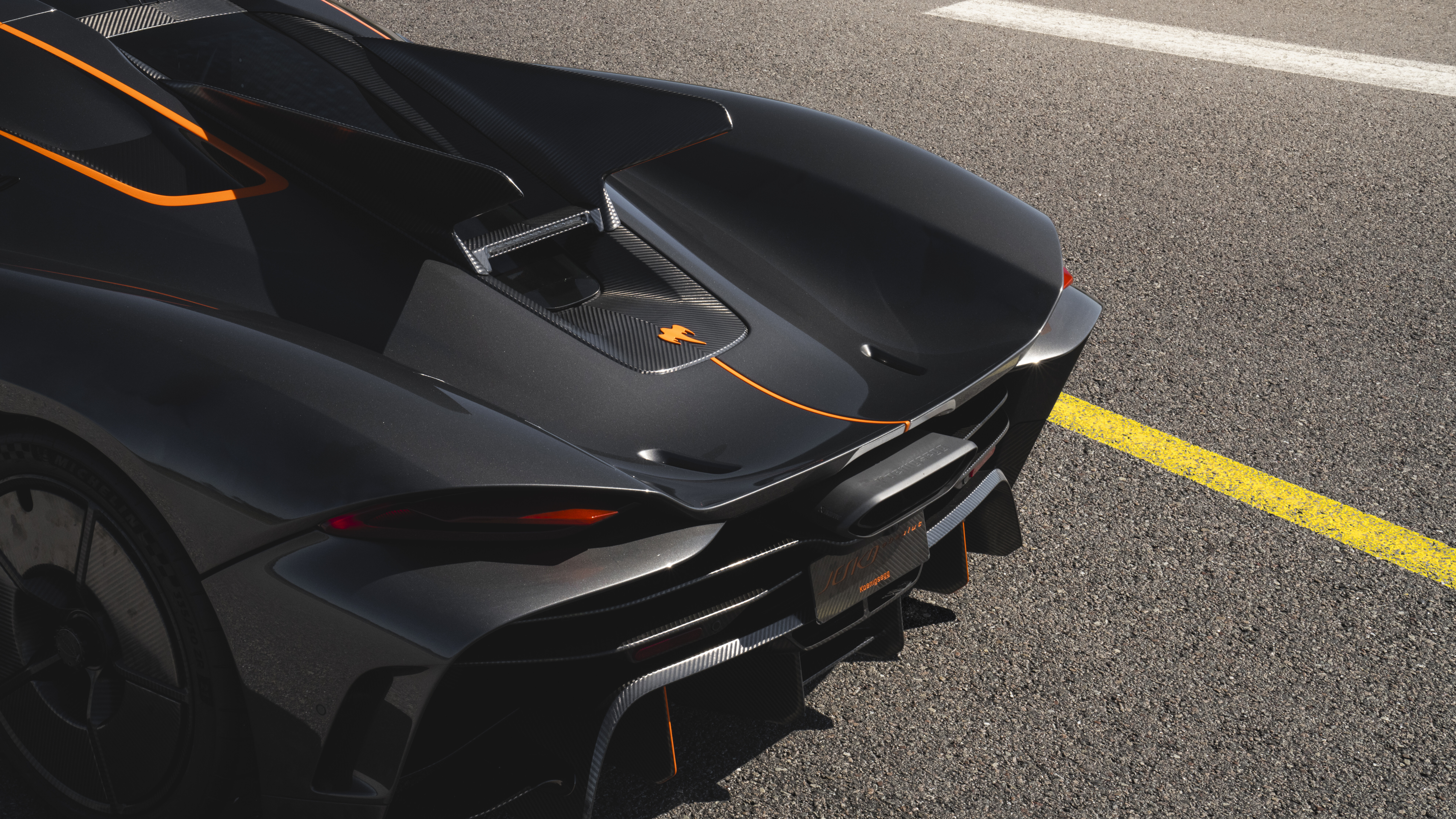 Yüksek performansa sahip, şık ve aerodinamik bir Koenigsegg Jesko Absolut hiper otomobil.