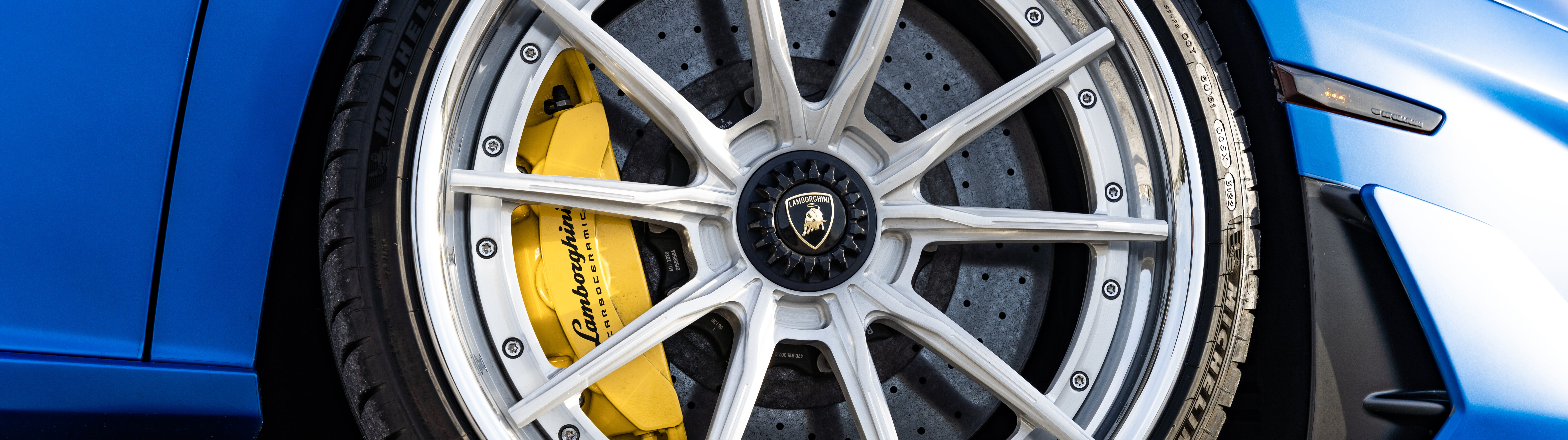 Şık hatlara ve agresif aerodinamiğe sahip, yüksek performanslı bir Lamborghini Aventador SVJ süperspor otomobil.