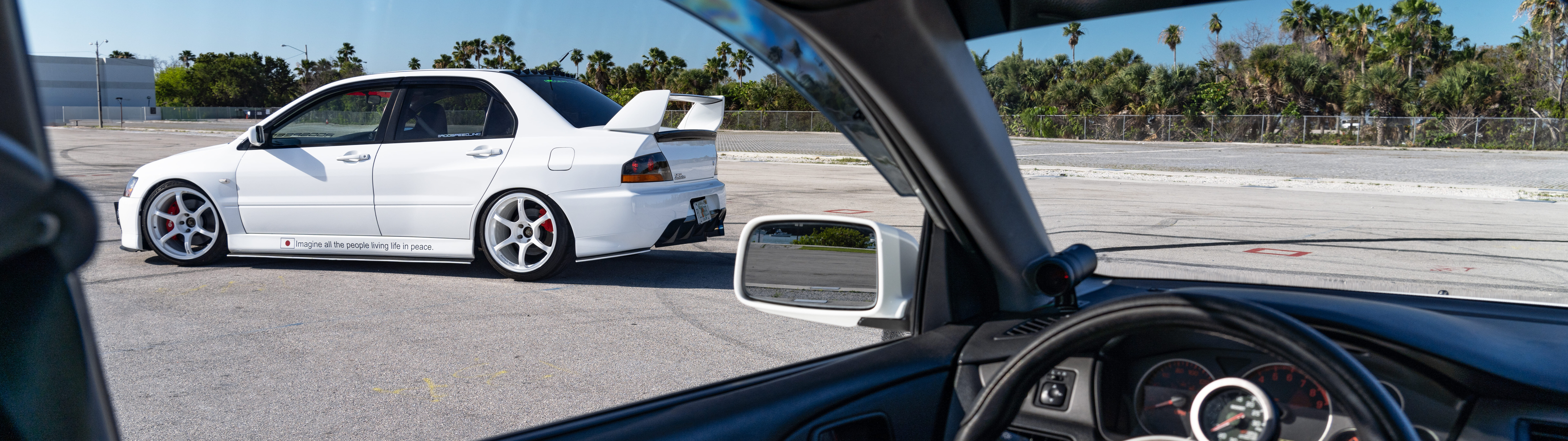 Mitsubishi Lancer Evolution IX model bir spor otomobilin detaylı görünümü.