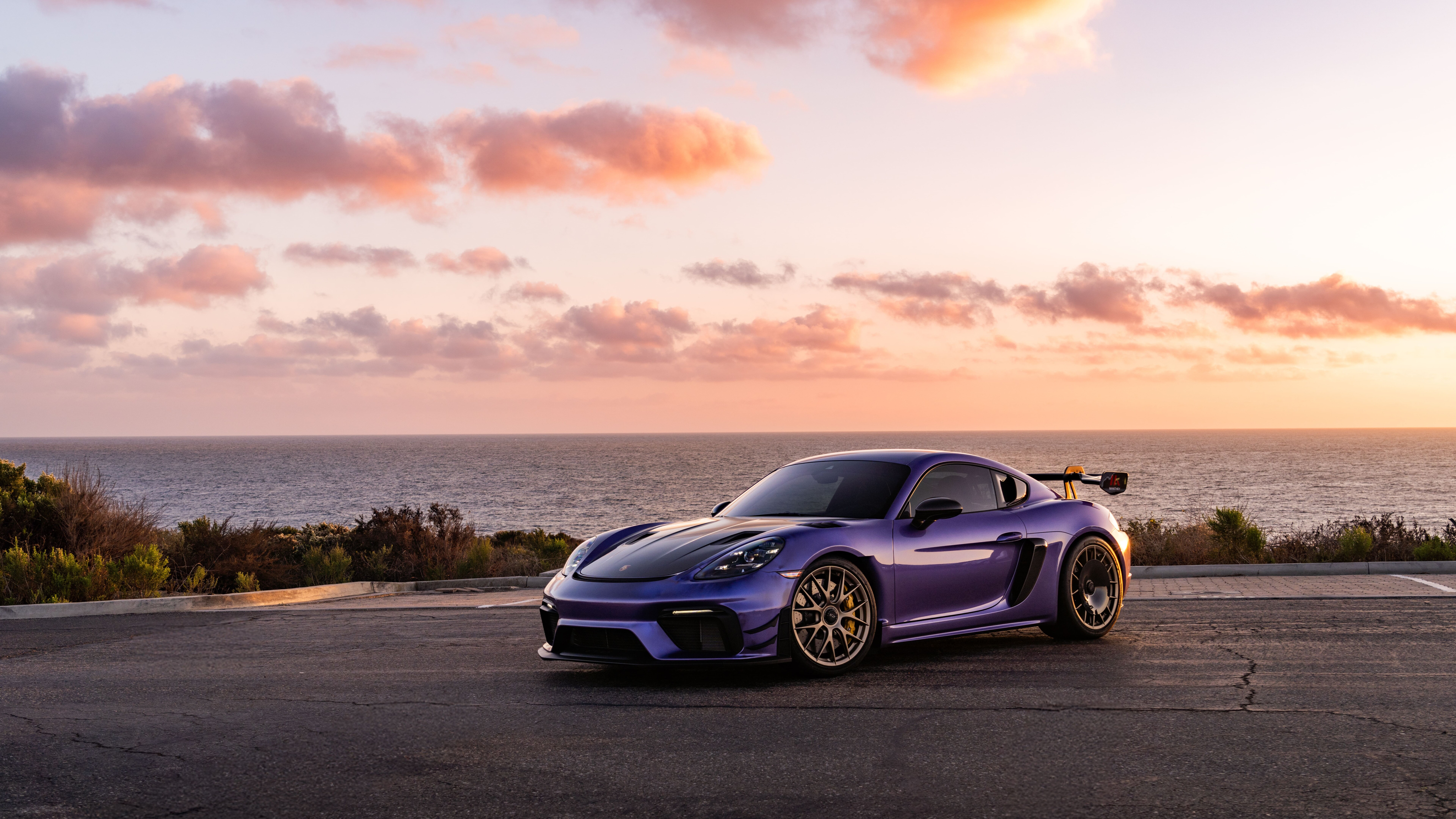 Yüksek performanslı bir Porsche GT3 RS spor otomobilinin, tüm detaylarıyla yakalanmış hali.