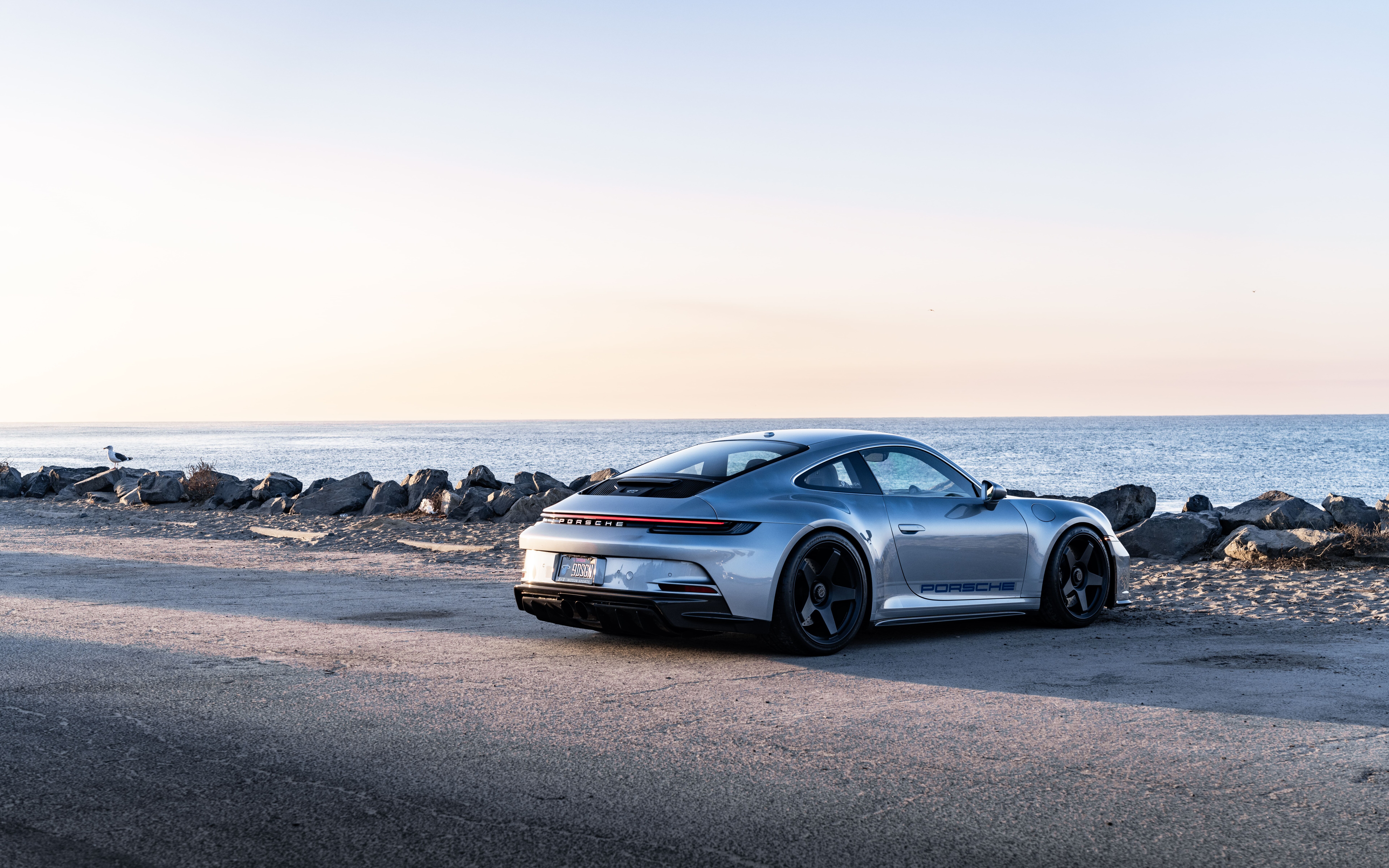 Aerodinamik tasarımıyla dikkat çeken, yüksek performanslı bir Porsche GT3 RS spor otomobil.