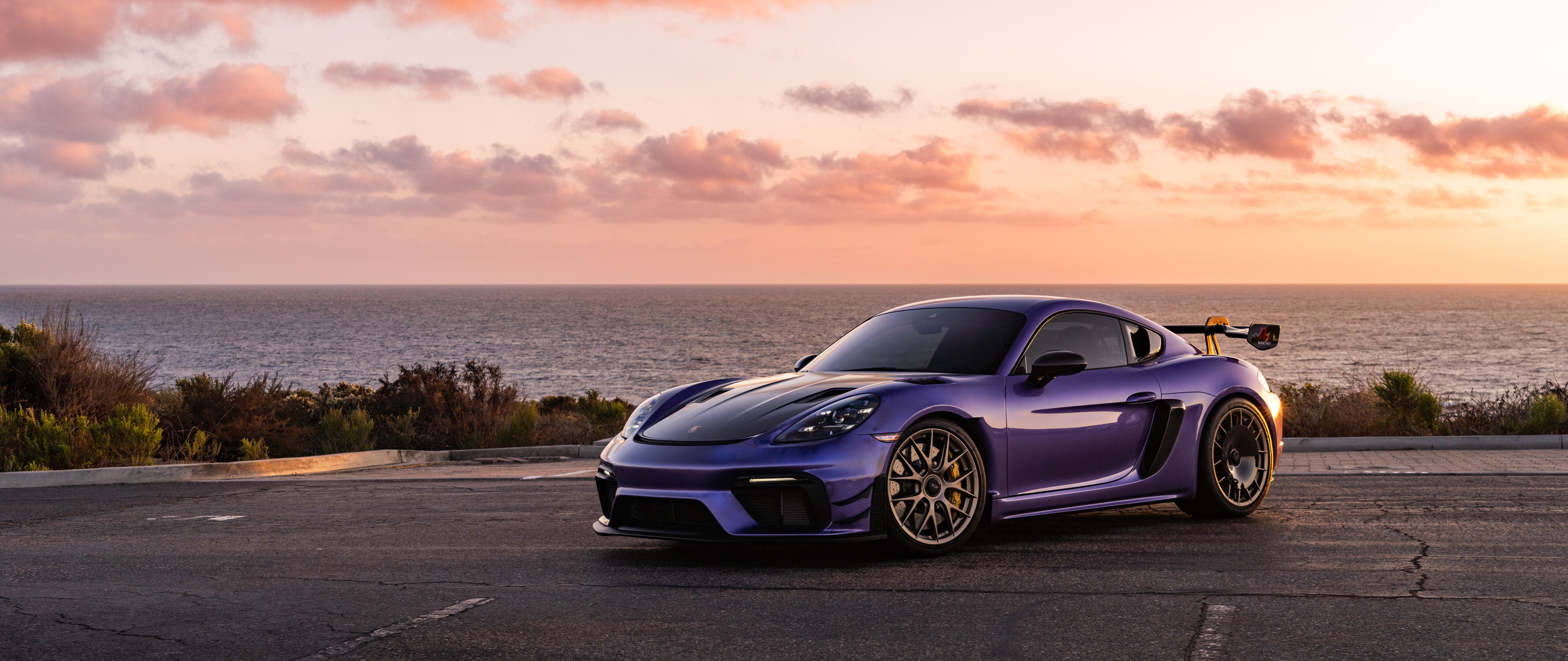 Agresif aerodinamik özelliklere sahip şık ve güçlü bir Porsche GT3 RS spor otomobil.