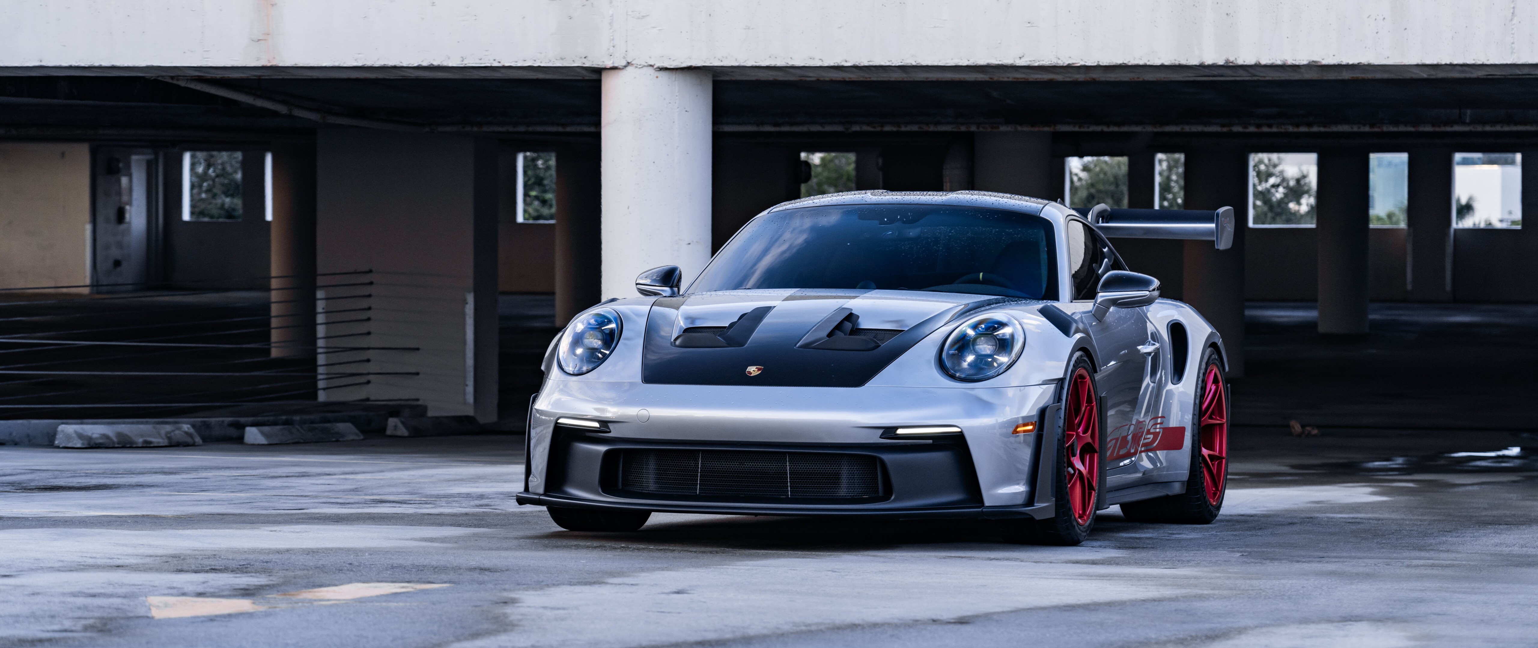 Şık ve güçlü bir Porsche GT3 RS, aerodinamik hatlarını ve ikonik tasarımını sergiliyor.