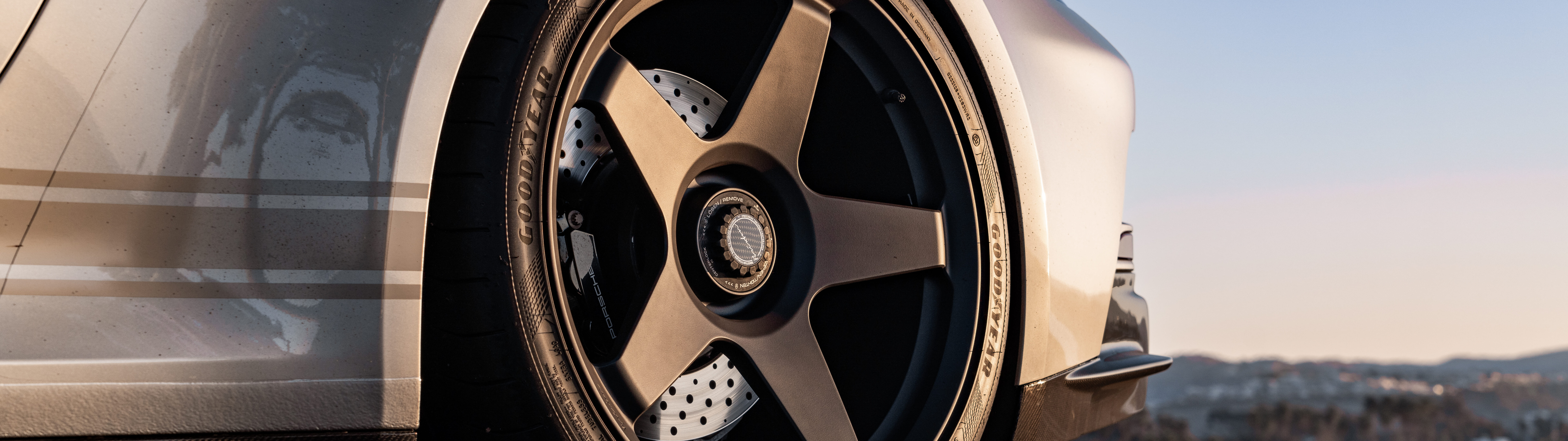 Agresif aerodinamik özelliklere sahip, yüksek performanslı bir Porsche GT3 RS spor otomobil.