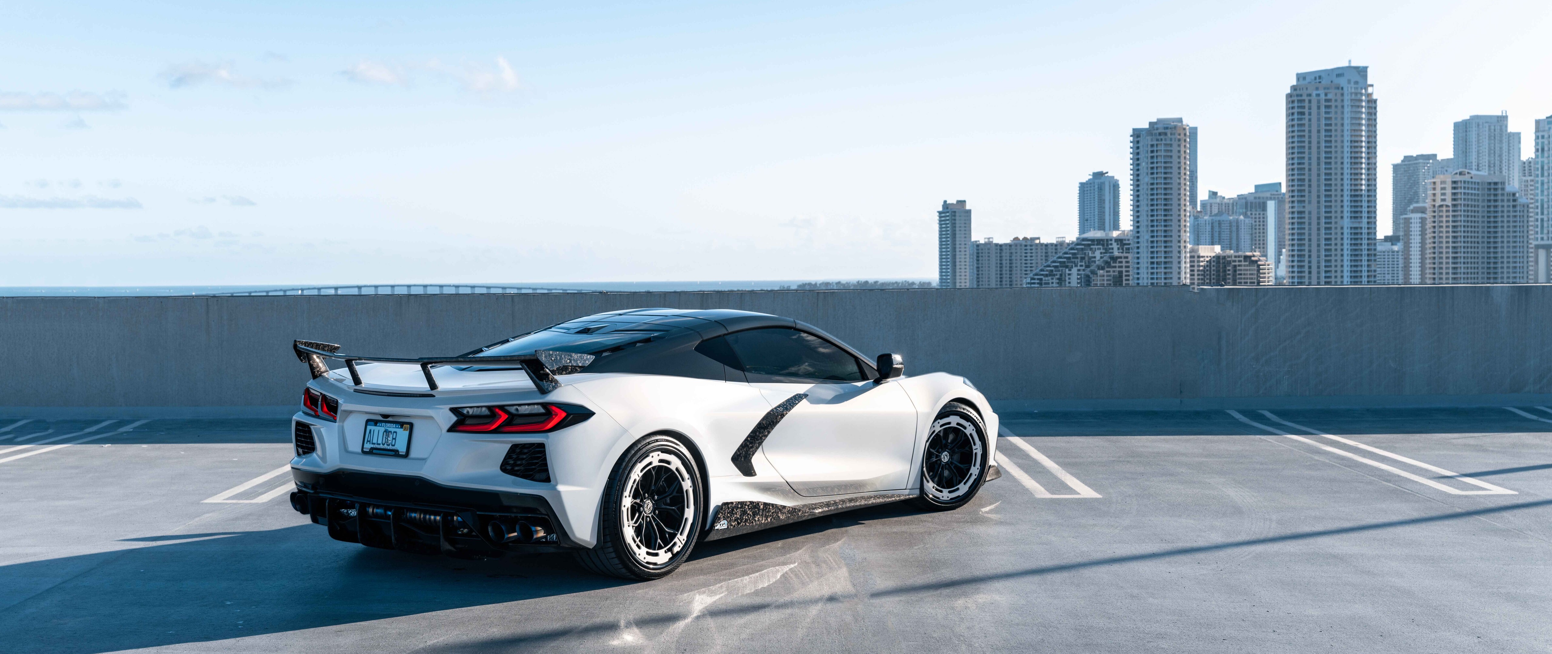 Chevrolet Corvette C8 spor otomobilin aerodinamik gövdesini ve modern tasarımını sergileyen detaylı bir görünüm.