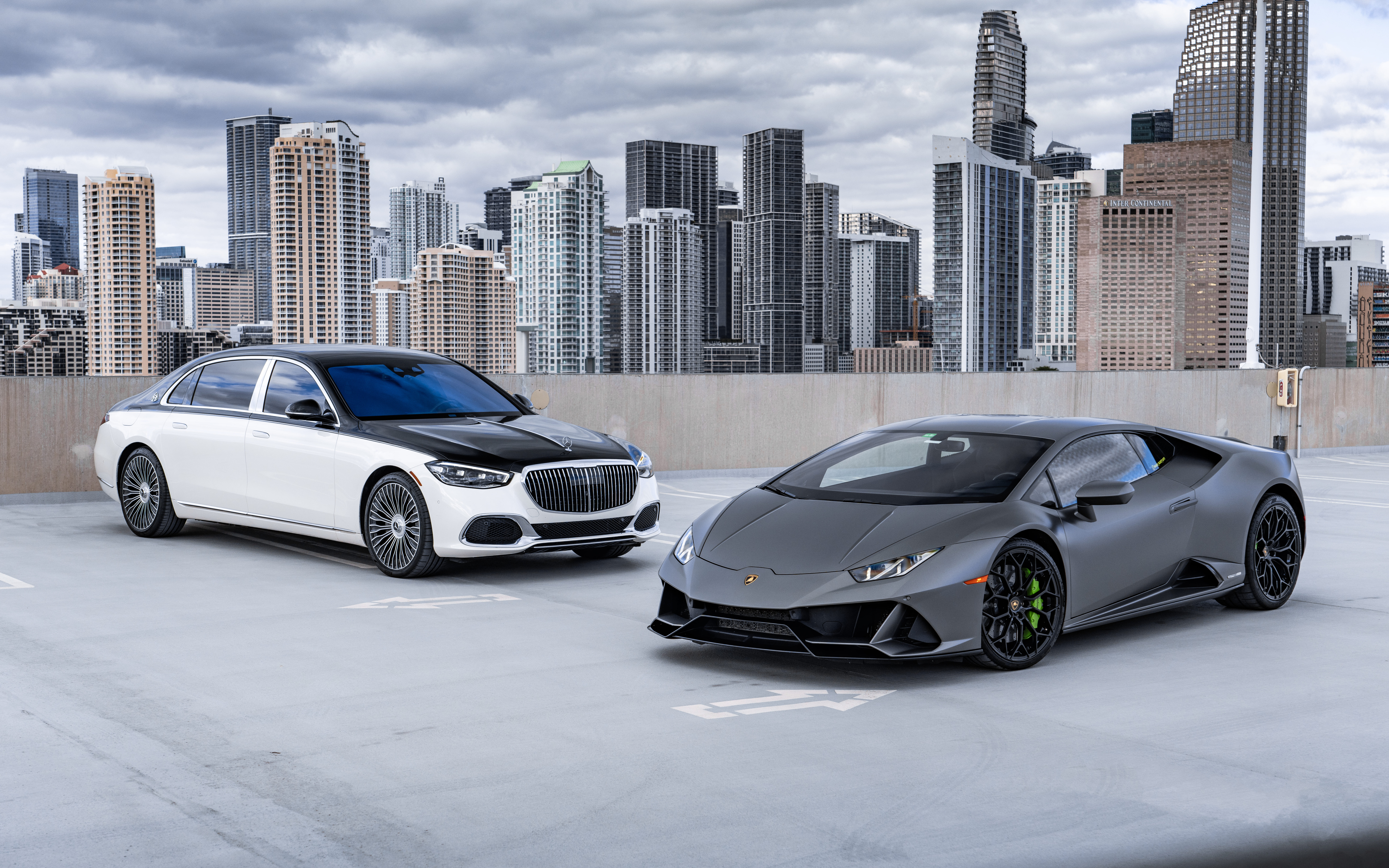 Lüks bir Lamborghini Huracan süperspor aracın aerodinamik gövdesi ve şık tasarımını vurgulayan detaylı bir görünüm.