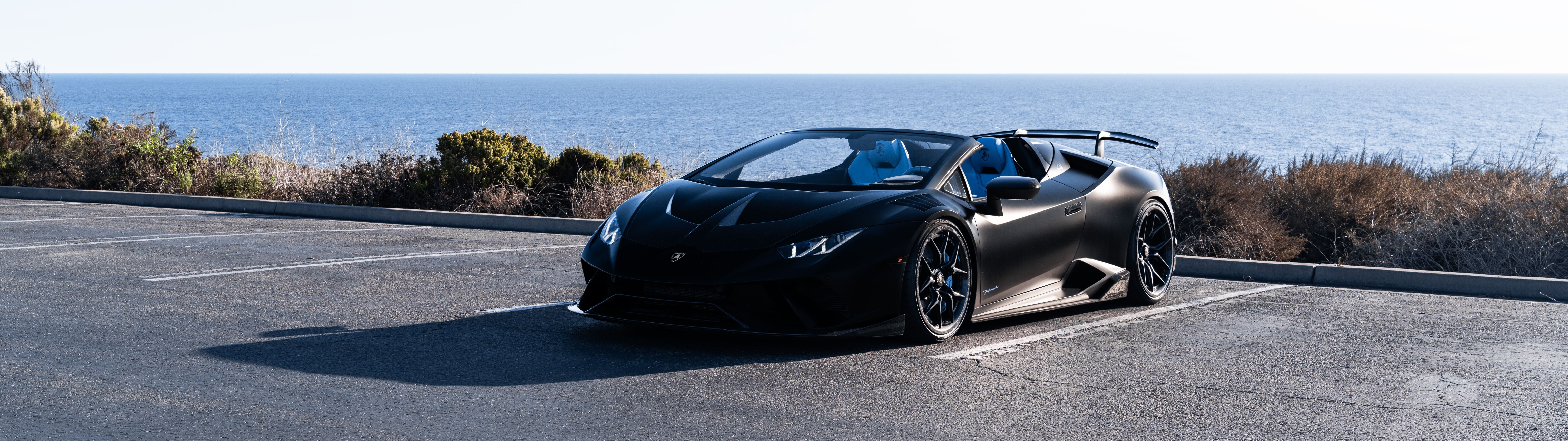 Dinamik bir pozda yakalanmış, yüksek performanslı bir Lamborghini Huracán süperspor araba.