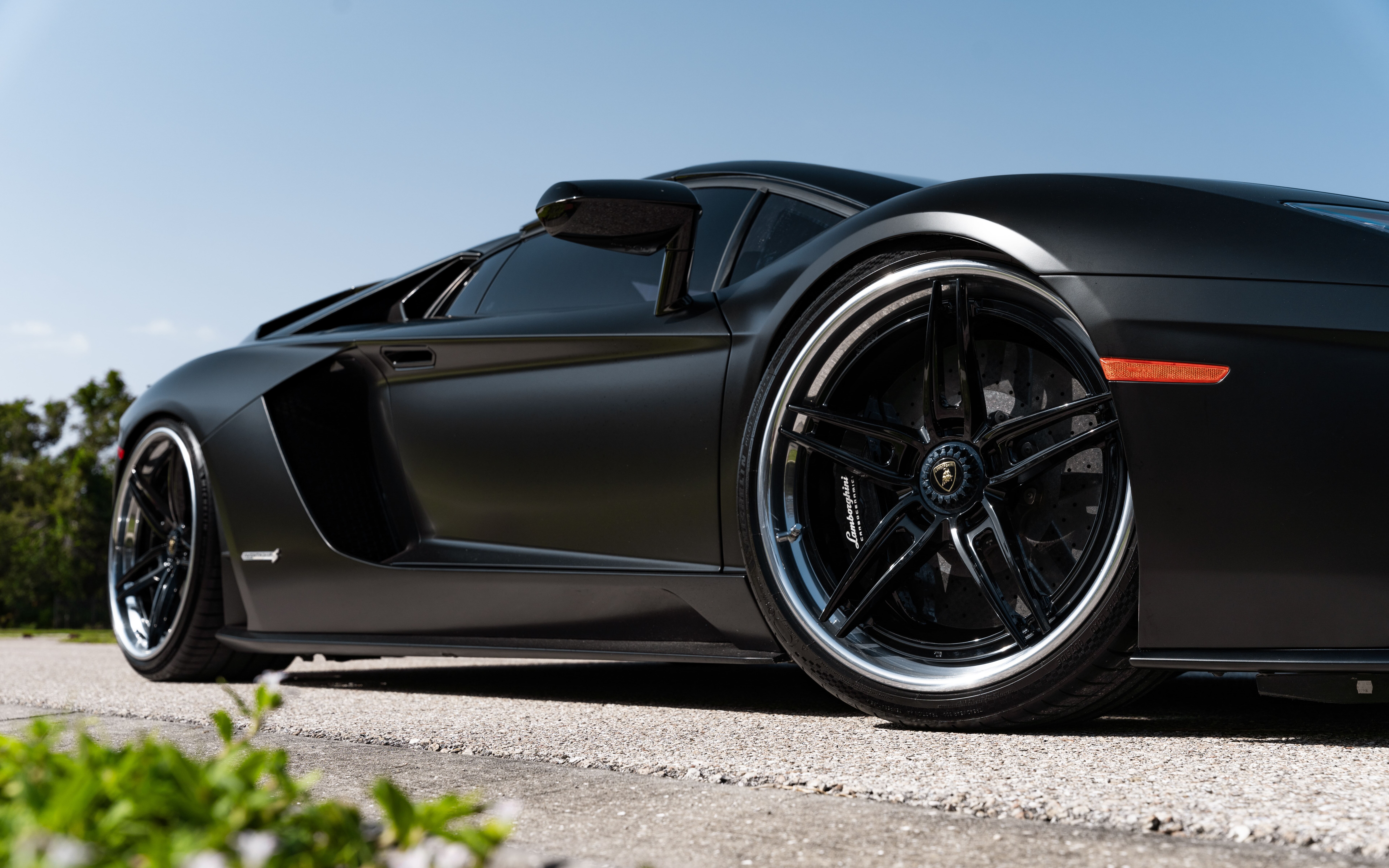 Şık, aerodinamik bir tasarıma ve parlak bir dış yüzeye sahip, yüksek çözünürlüklü bir lüks Lamborghini süperspor otomobilin fotoğrafı.