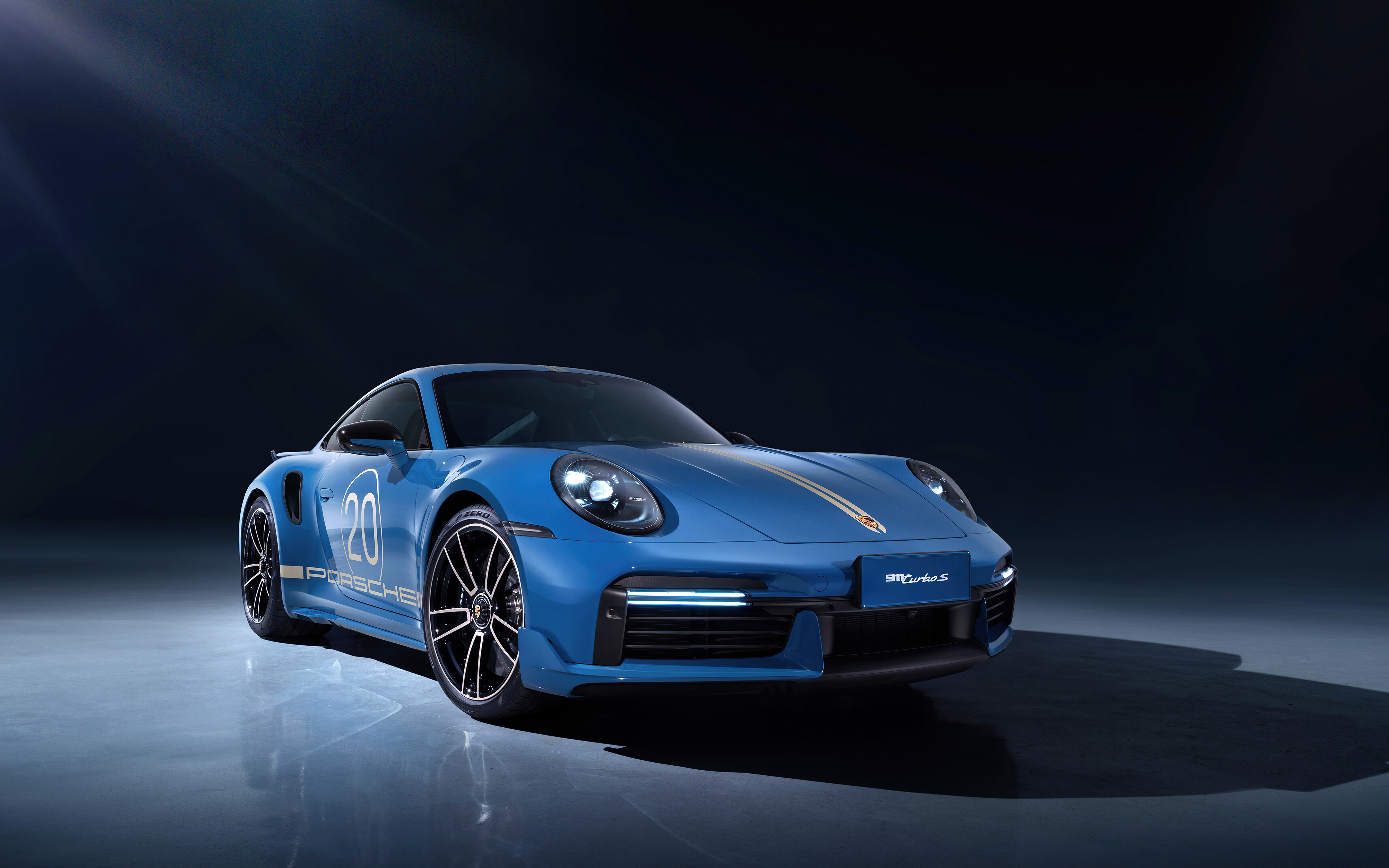 Şık ve yüksek performanslı bir Porsche 911 Turbo spor otomobilin, özellikle de otomobilin ikonik aerodinamik hatlarının detaylı bir şekilde gösterildiği görüntüsü.
