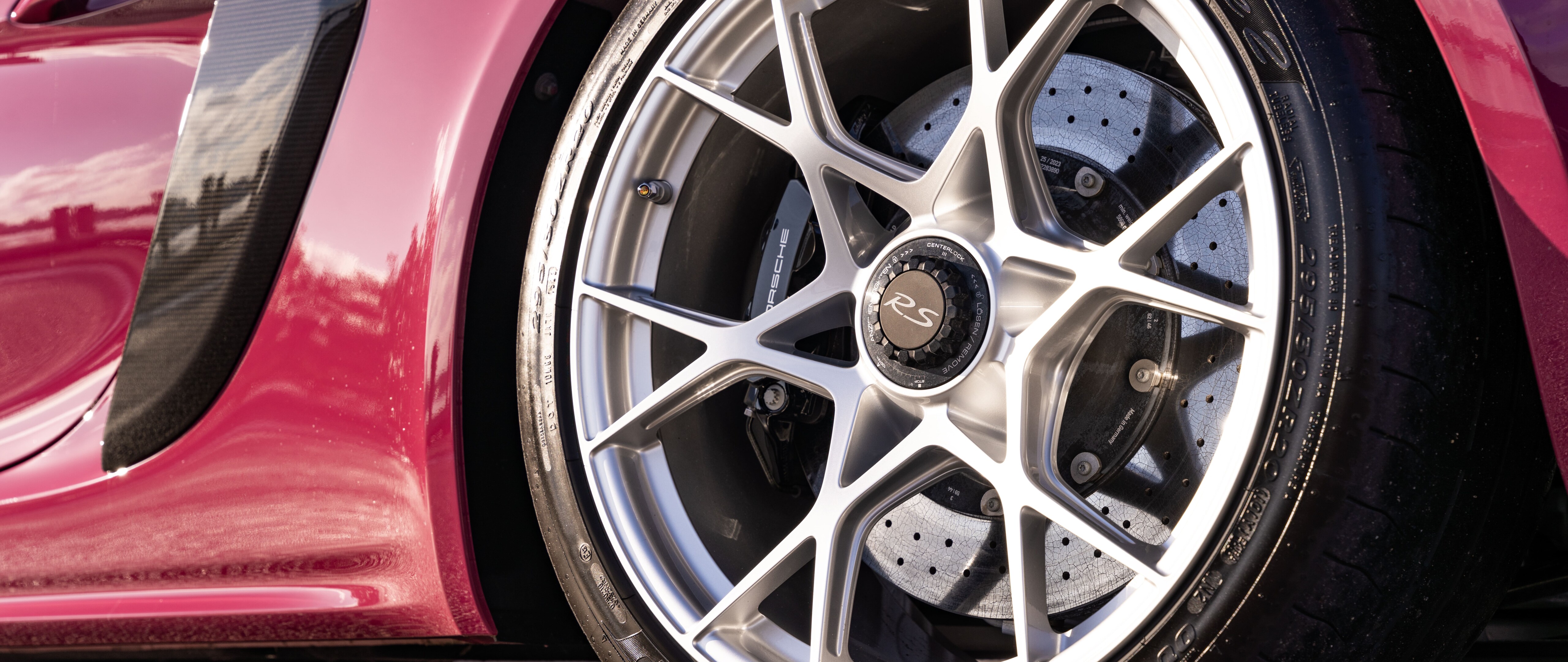 Şık ve yüksek performanslı bir Porsche spor otomobil, büyüleyici bir ışık altında yakalanmış.