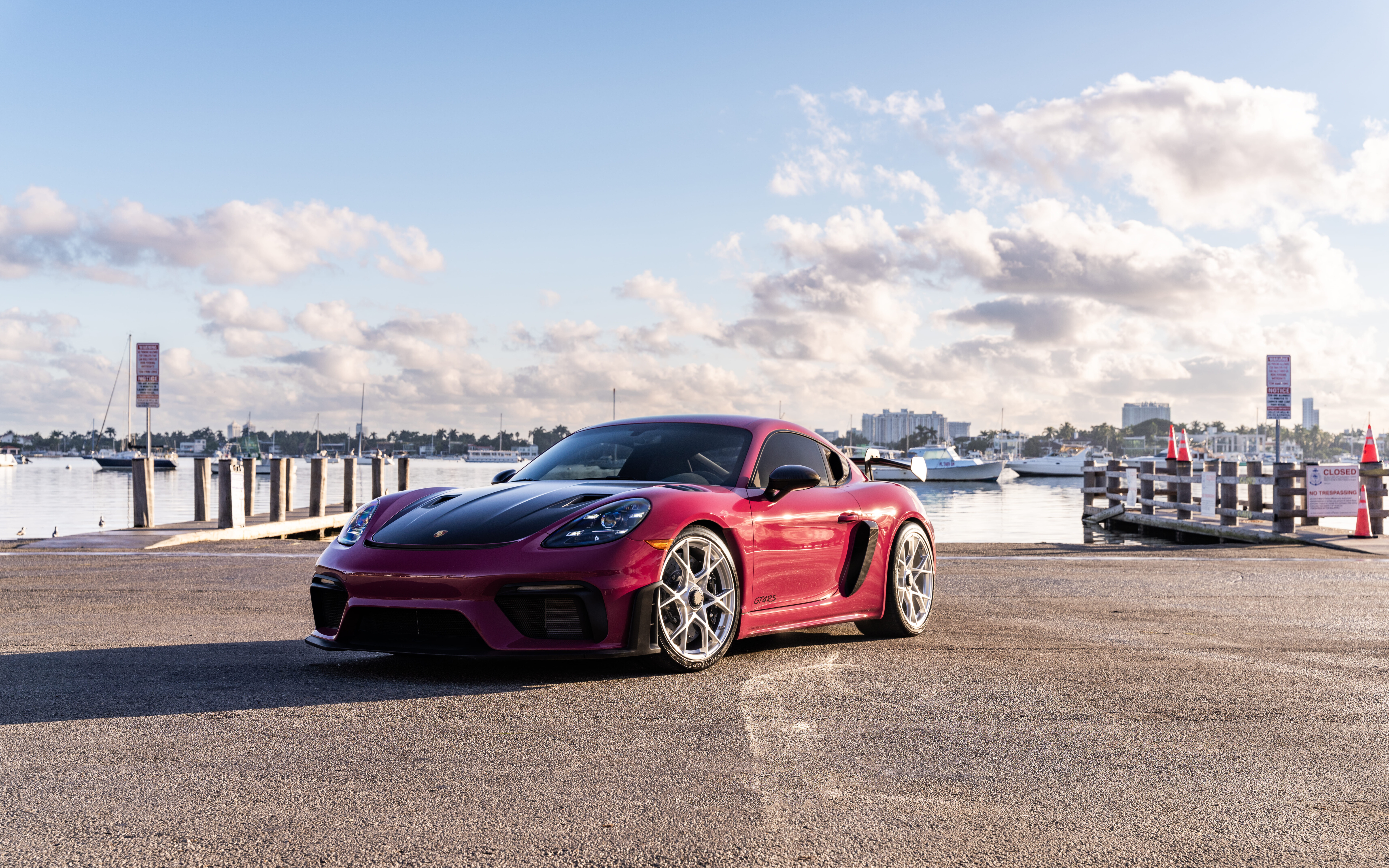 Yüksek performanslı bir Porsche spor otomobilin, lüks tasarımını ve kusursuz dış görünümünü sergileyen yakın çekim görüntüsü.