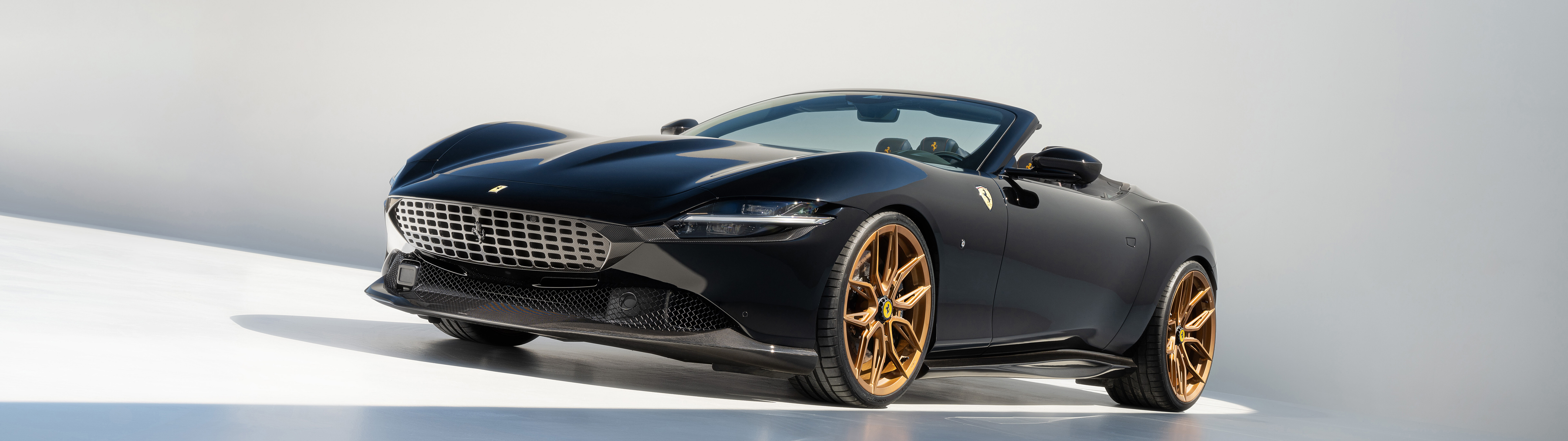 Şık ve kusursuz bir tasarıma sahip Ferrari Roma, aerodinamik hatlarını ve üstün kaliteli işçiliğini ön plana çıkaran lüks bir spor otomobil.